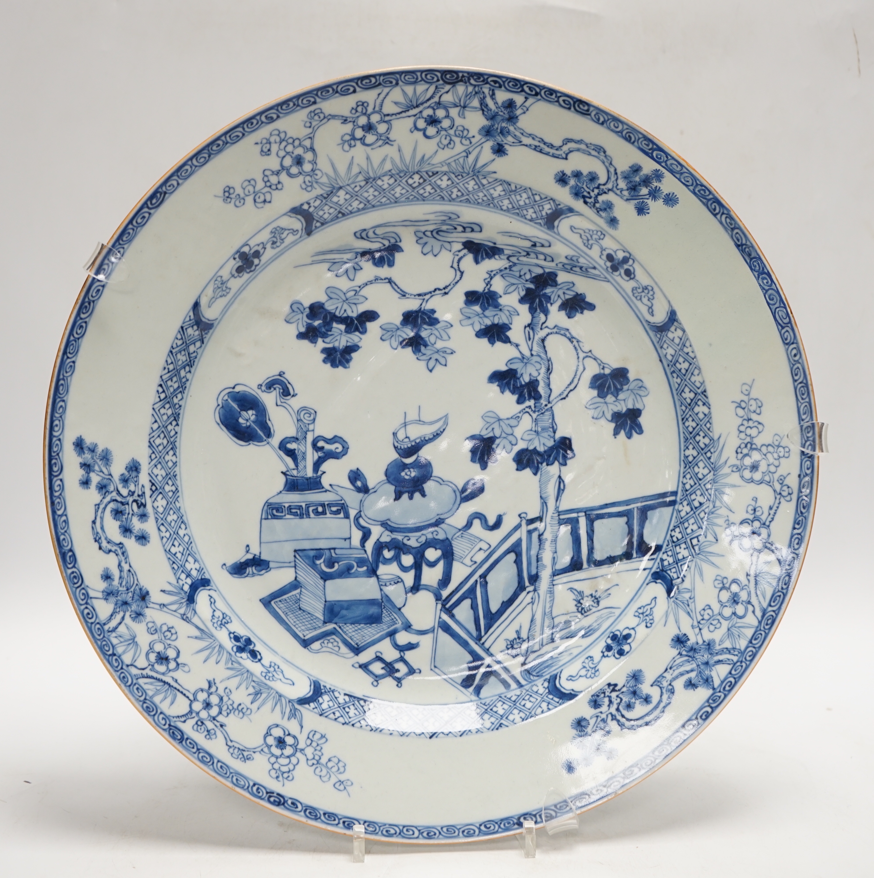 An 18th century Chinese export blue and white charger, 35cm