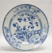 An 18th century Chinese export blue and white charger, 35cm