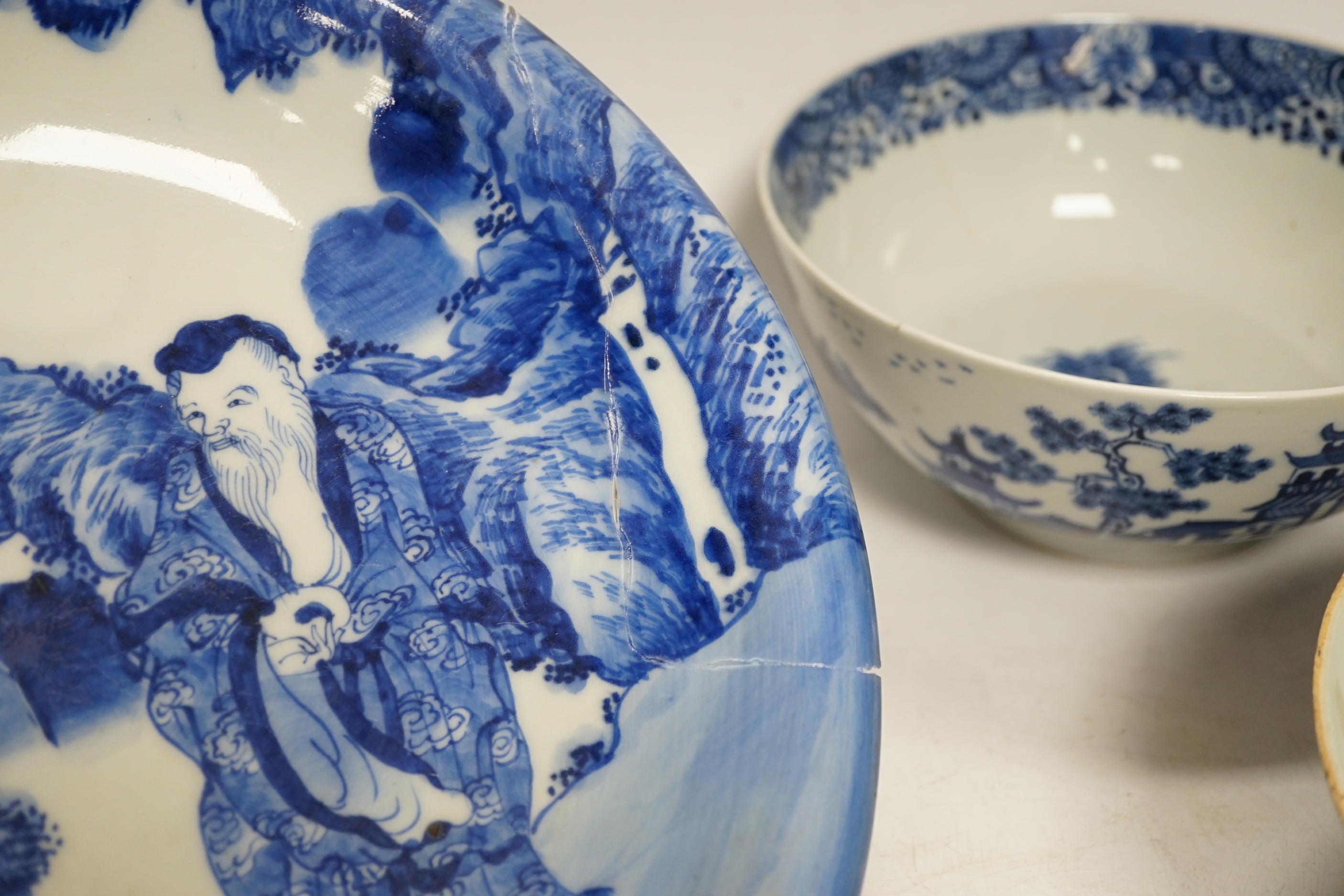 Assorted Chinese and Japanese ceramics comprising a famille rose bowl, two blue and white plates and - Bild 4 aus 14