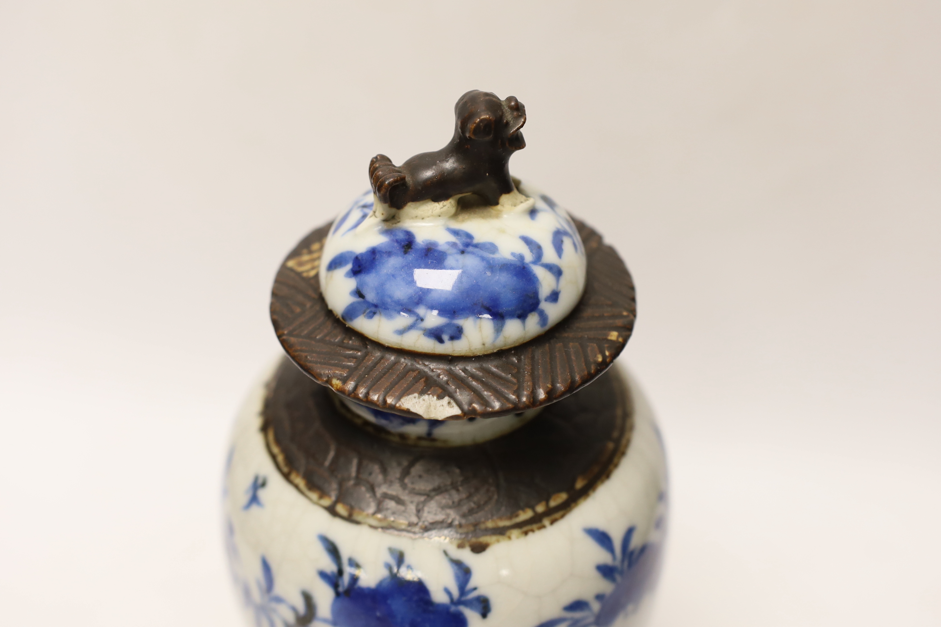 A late 19th century Chinese crackle glaze vase and cover, 30cm - Bild 4 aus 6