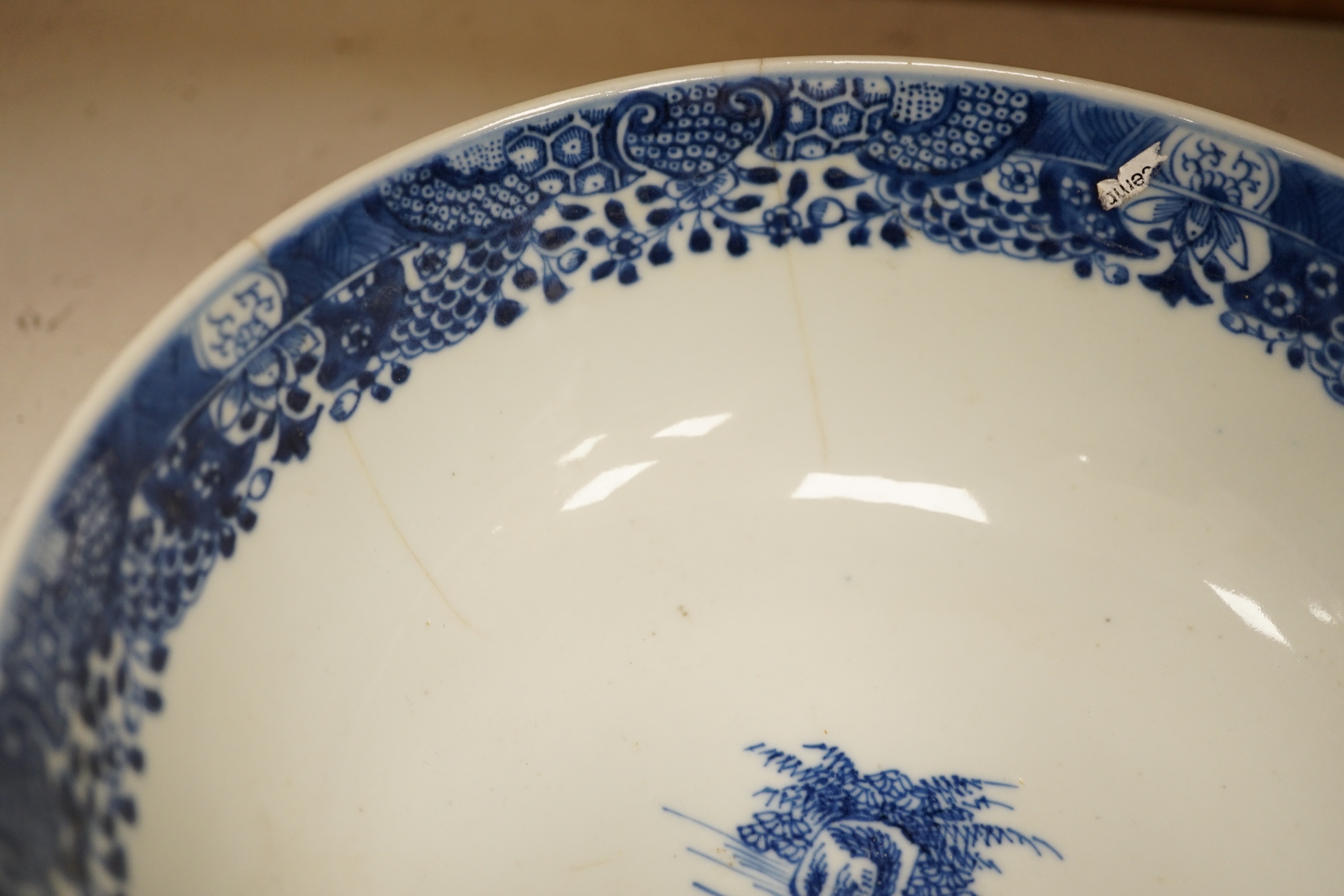 Assorted Chinese and Japanese ceramics comprising a famille rose bowl, two blue and white plates and - Bild 10 aus 14