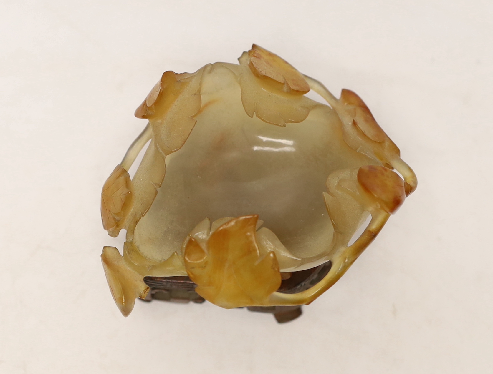 A Chinese agate brushwasher on carved stand, 8cms high including stand - Image 3 of 4