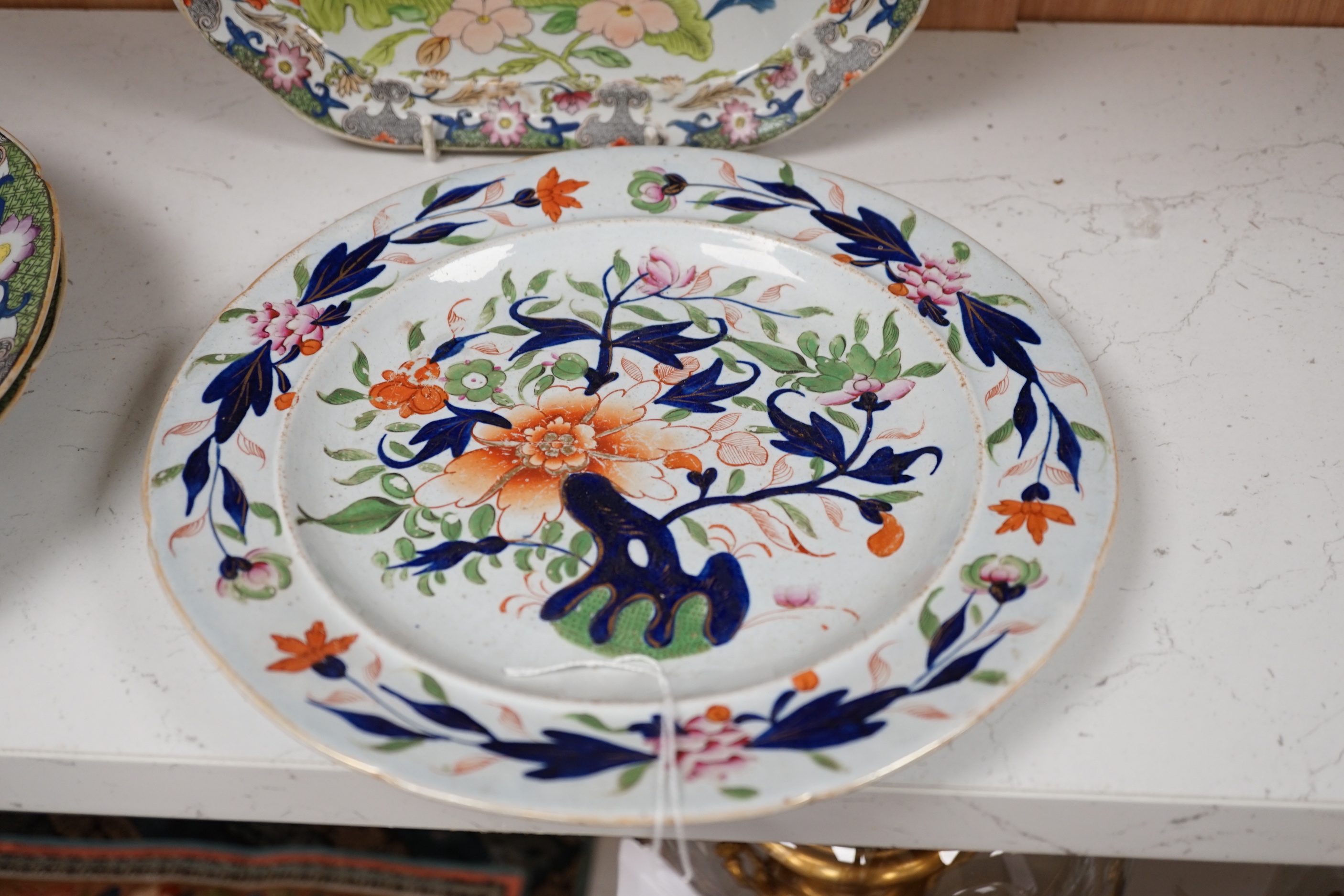 Four early 19th century ironstone dishes and a tureen together with a similar plate - Bild 5 aus 6