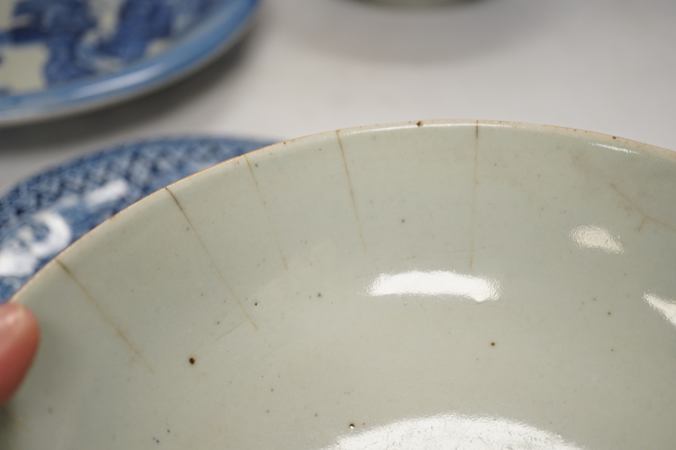 Assorted Chinese and Japanese ceramics comprising a famille rose bowl, two blue and white plates and - Bild 6 aus 14