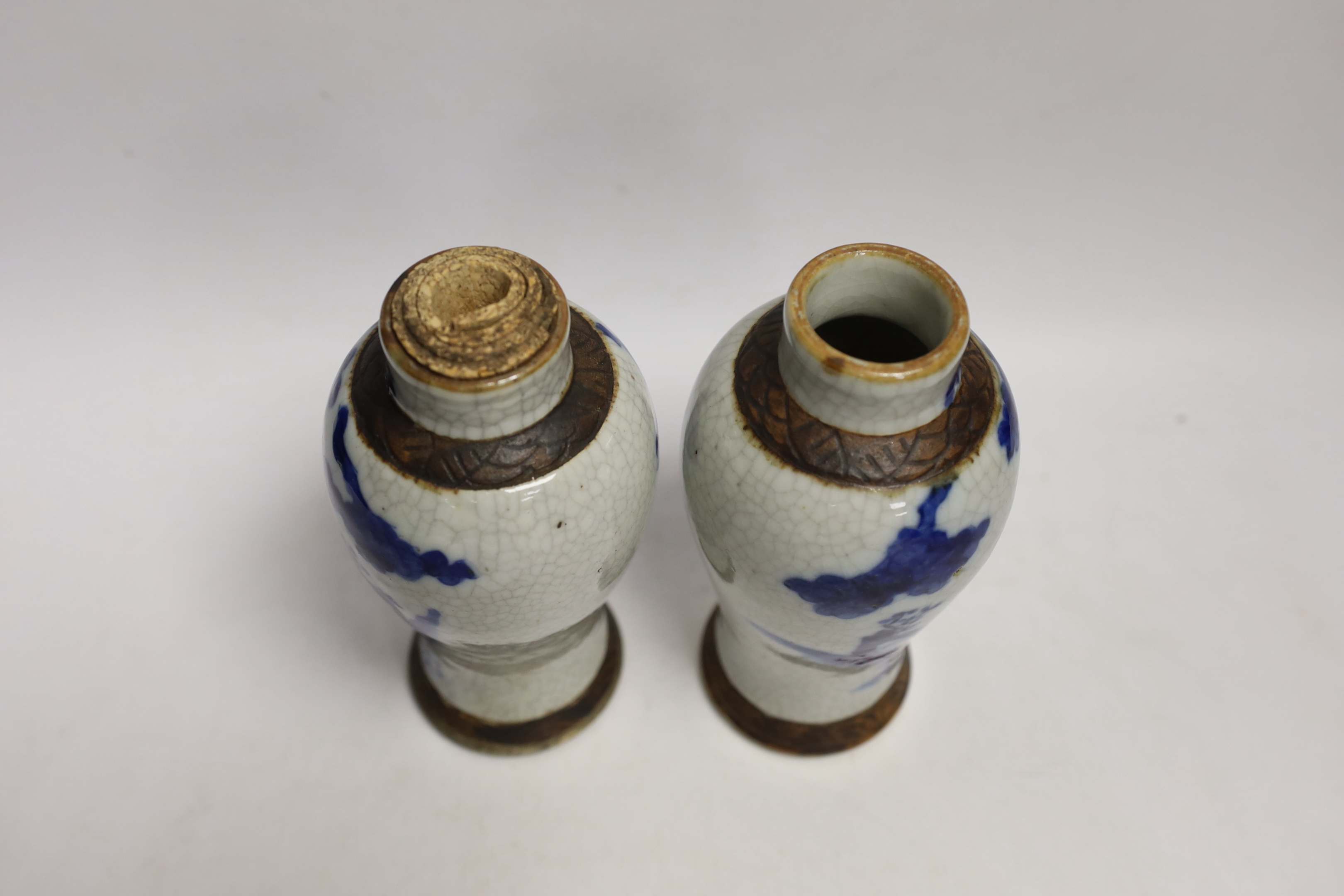 A pair of Chinese blue and white crackle glaze vases, late 19th century, 17cm - Bild 3 aus 4