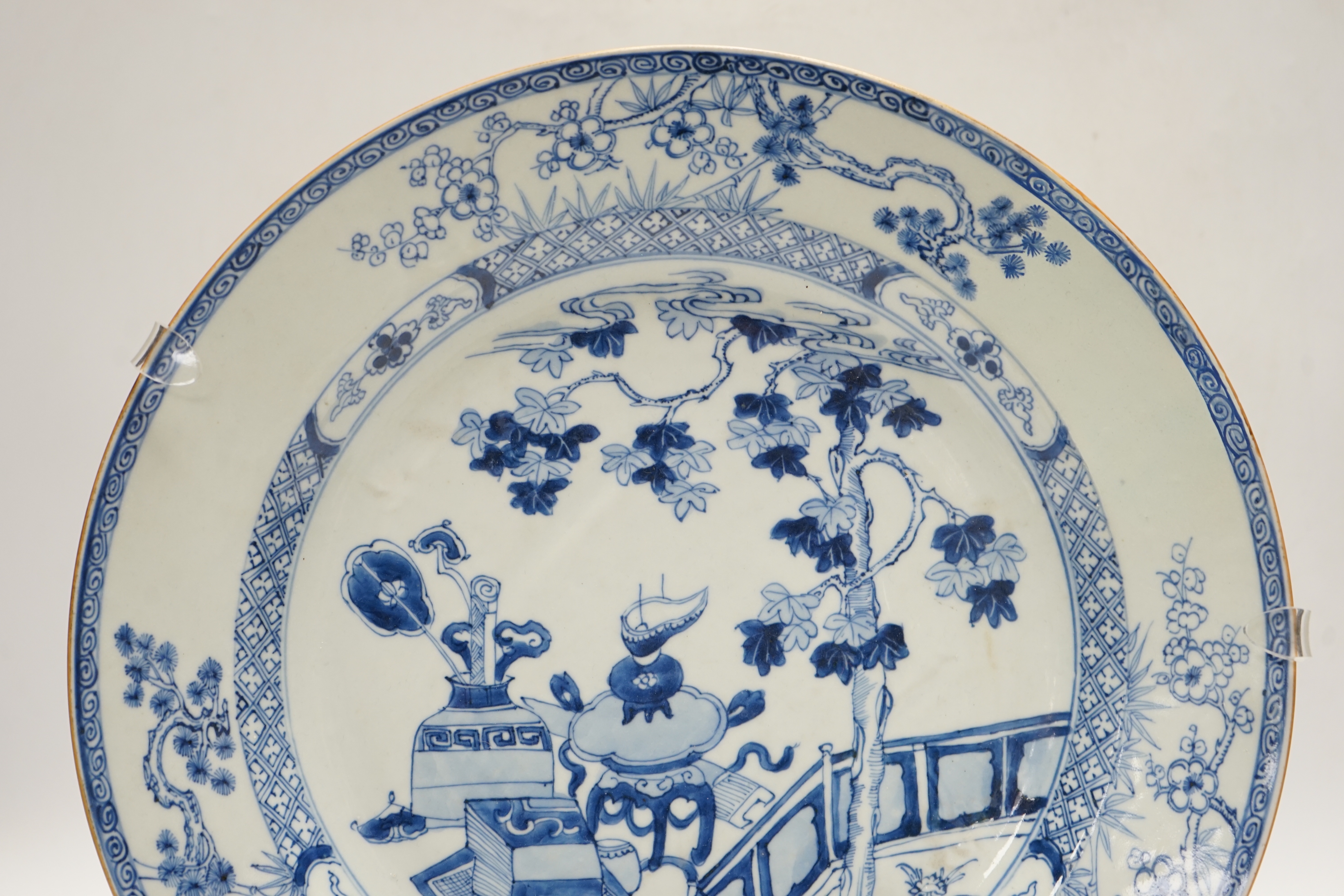An 18th century Chinese export blue and white charger, 35cm - Bild 2 aus 4