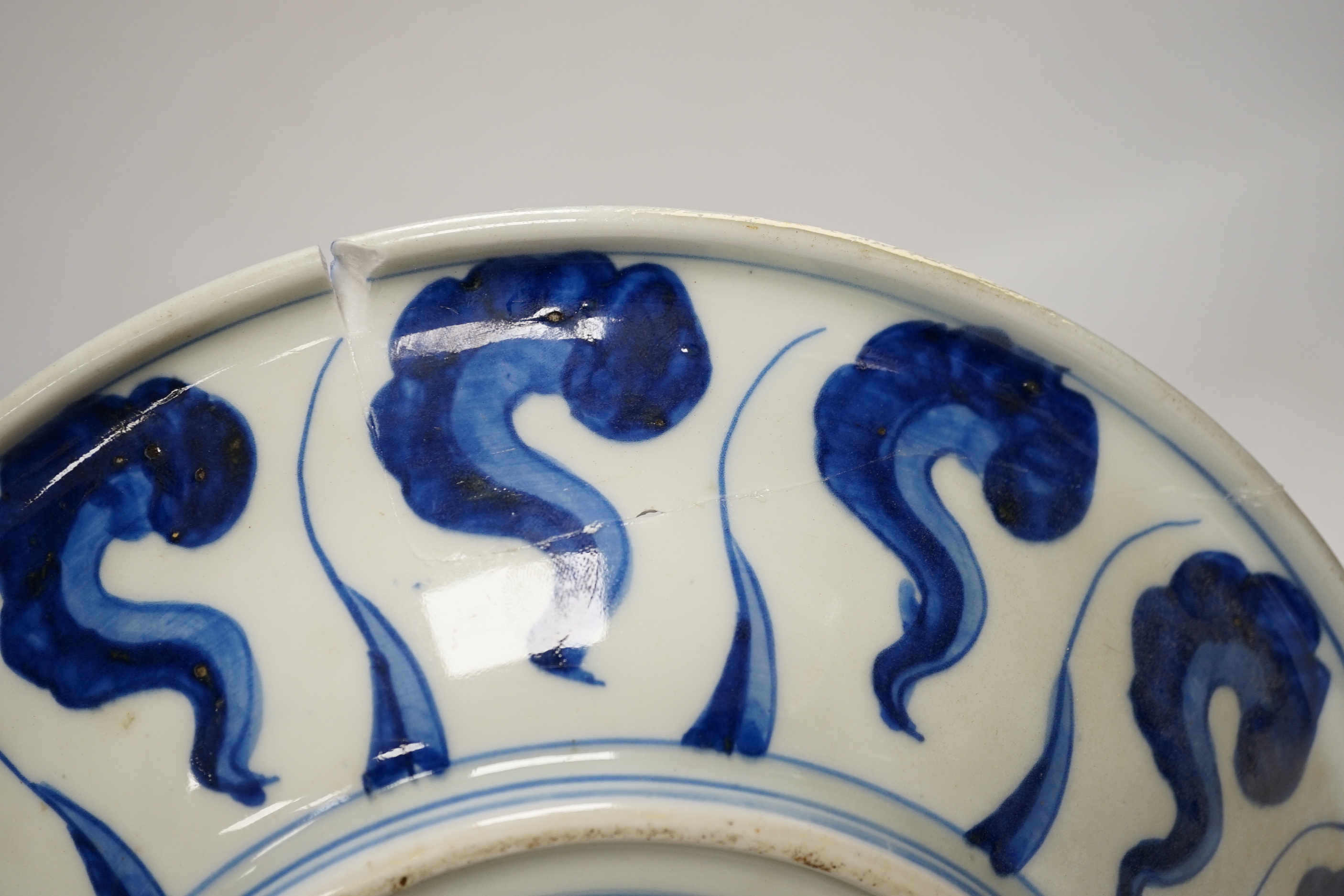 Assorted Chinese and Japanese ceramics comprising a famille rose bowl, two blue and white plates and - Bild 12 aus 14