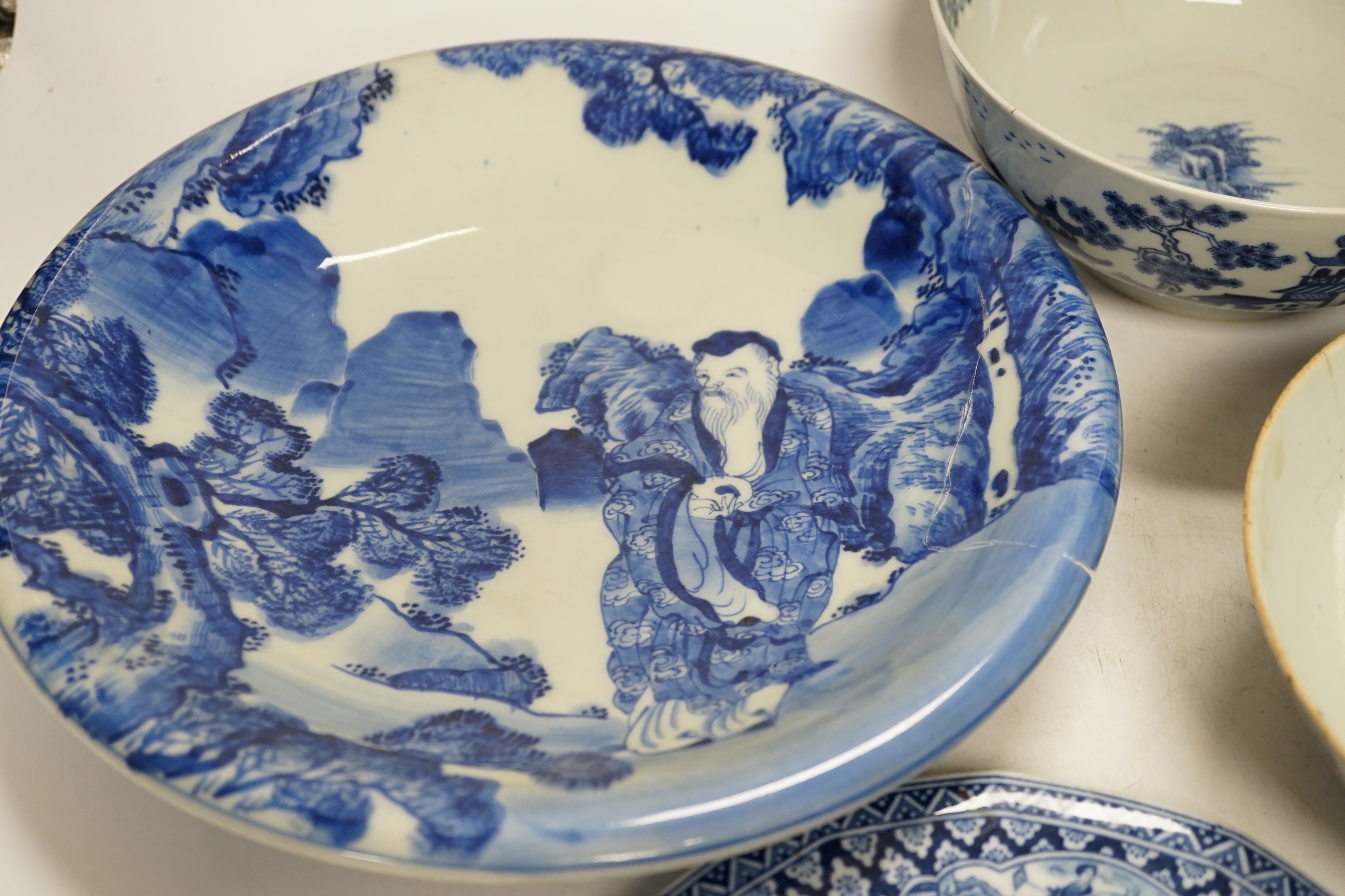 Assorted Chinese and Japanese ceramics comprising a famille rose bowl, two blue and white plates and - Bild 3 aus 14