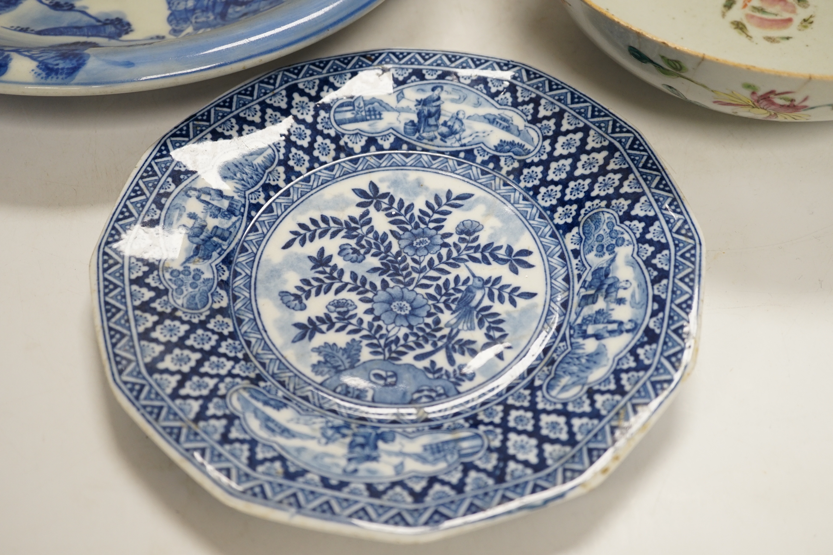 Assorted Chinese and Japanese ceramics comprising a famille rose bowl, two blue and white plates and - Bild 2 aus 14