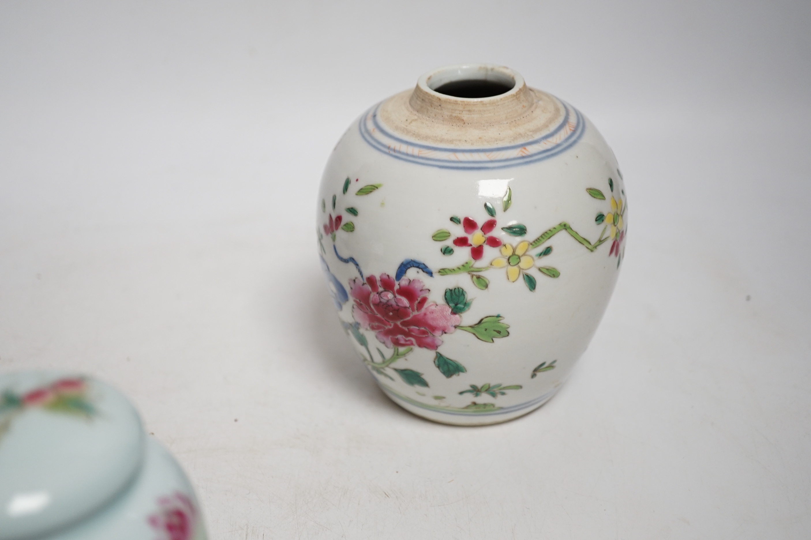 A collection of Chinese ceramics including celadon bowl decorated in low relief with fish, famille - Bild 11 aus 14