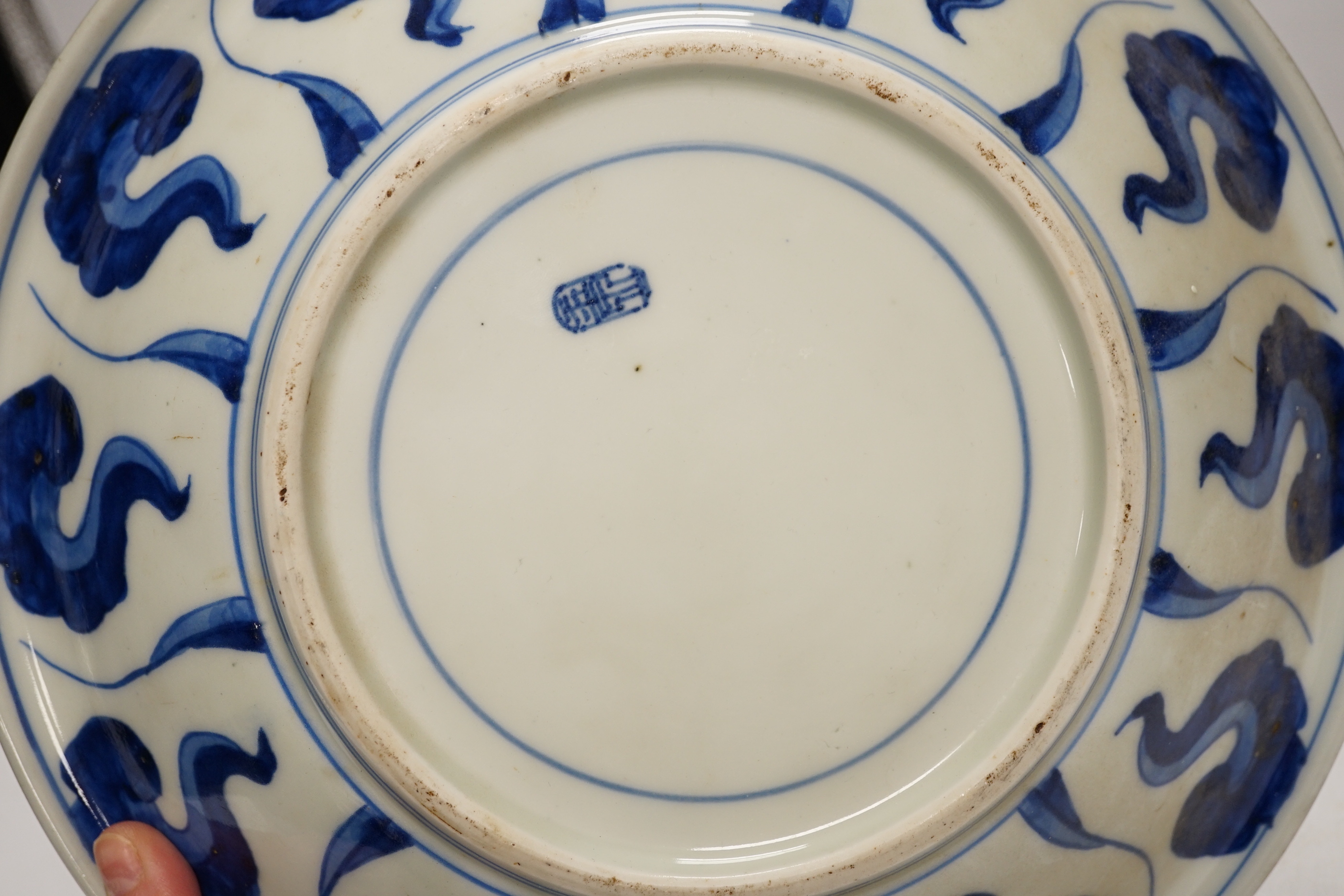 Assorted Chinese and Japanese ceramics comprising a famille rose bowl, two blue and white plates and - Bild 14 aus 14