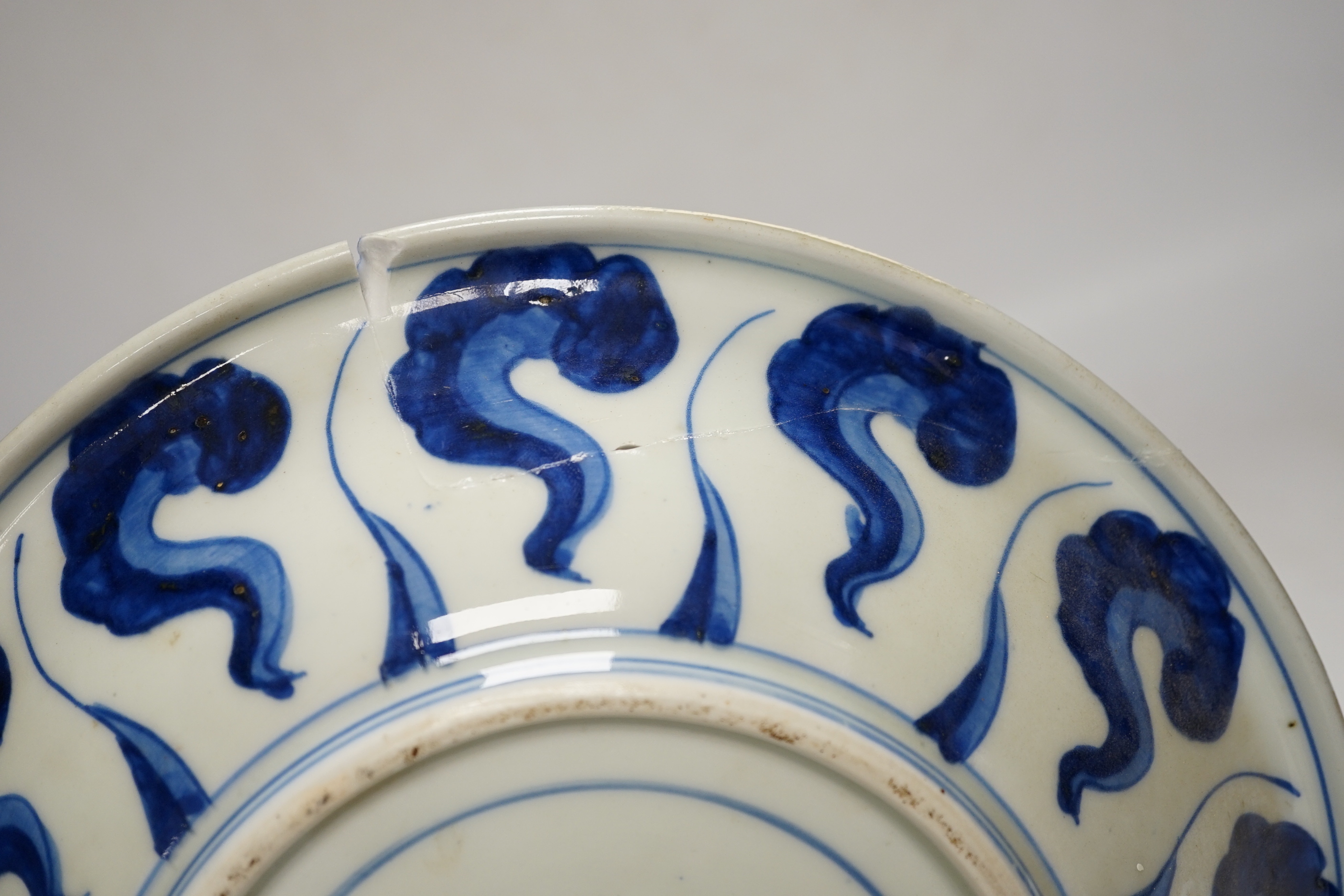 Assorted Chinese and Japanese ceramics comprising a famille rose bowl, two blue and white plates and - Bild 13 aus 14
