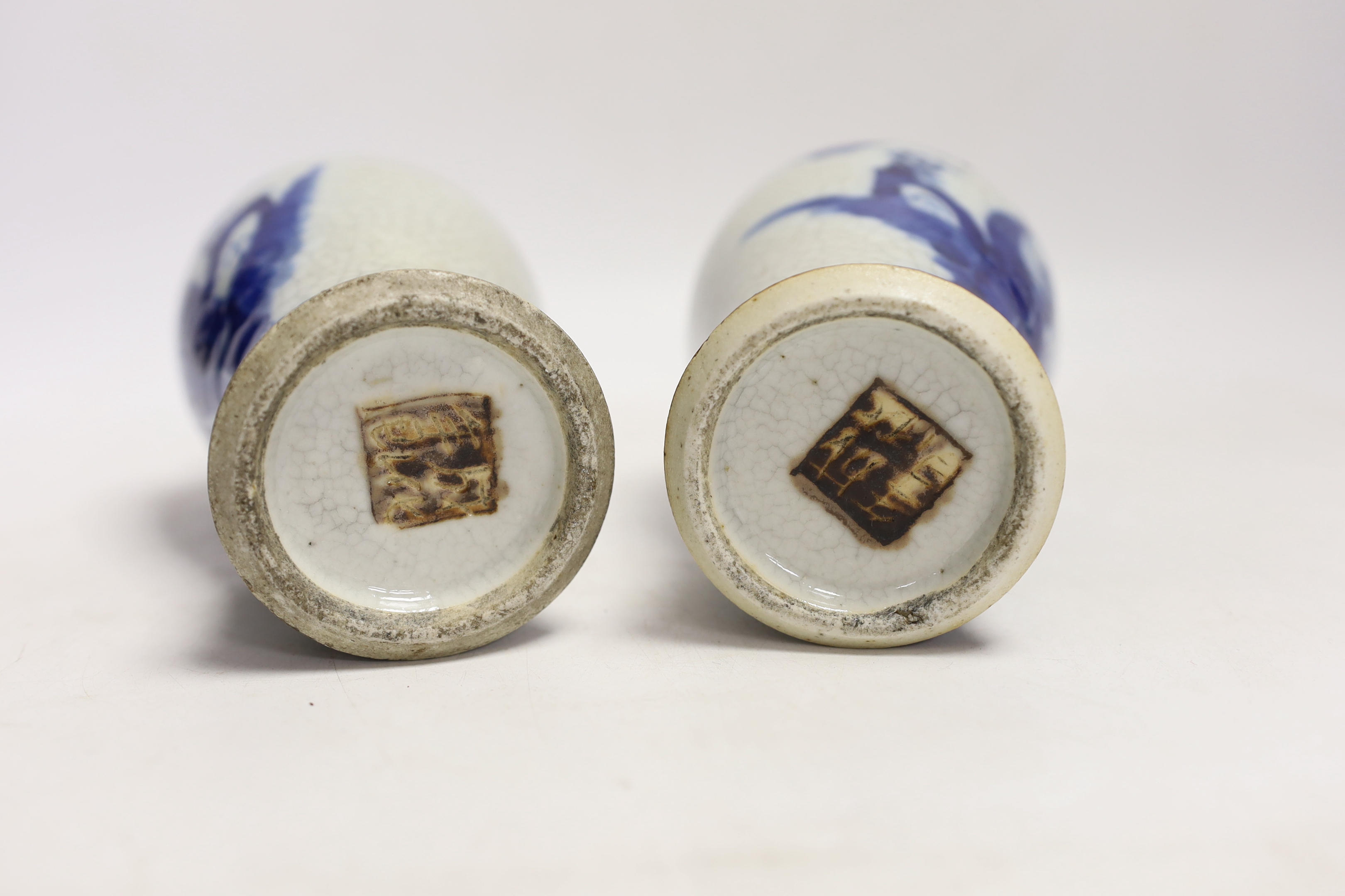 A pair of Chinese blue and white crackle glaze vases, late 19th century, 17cm - Bild 4 aus 4