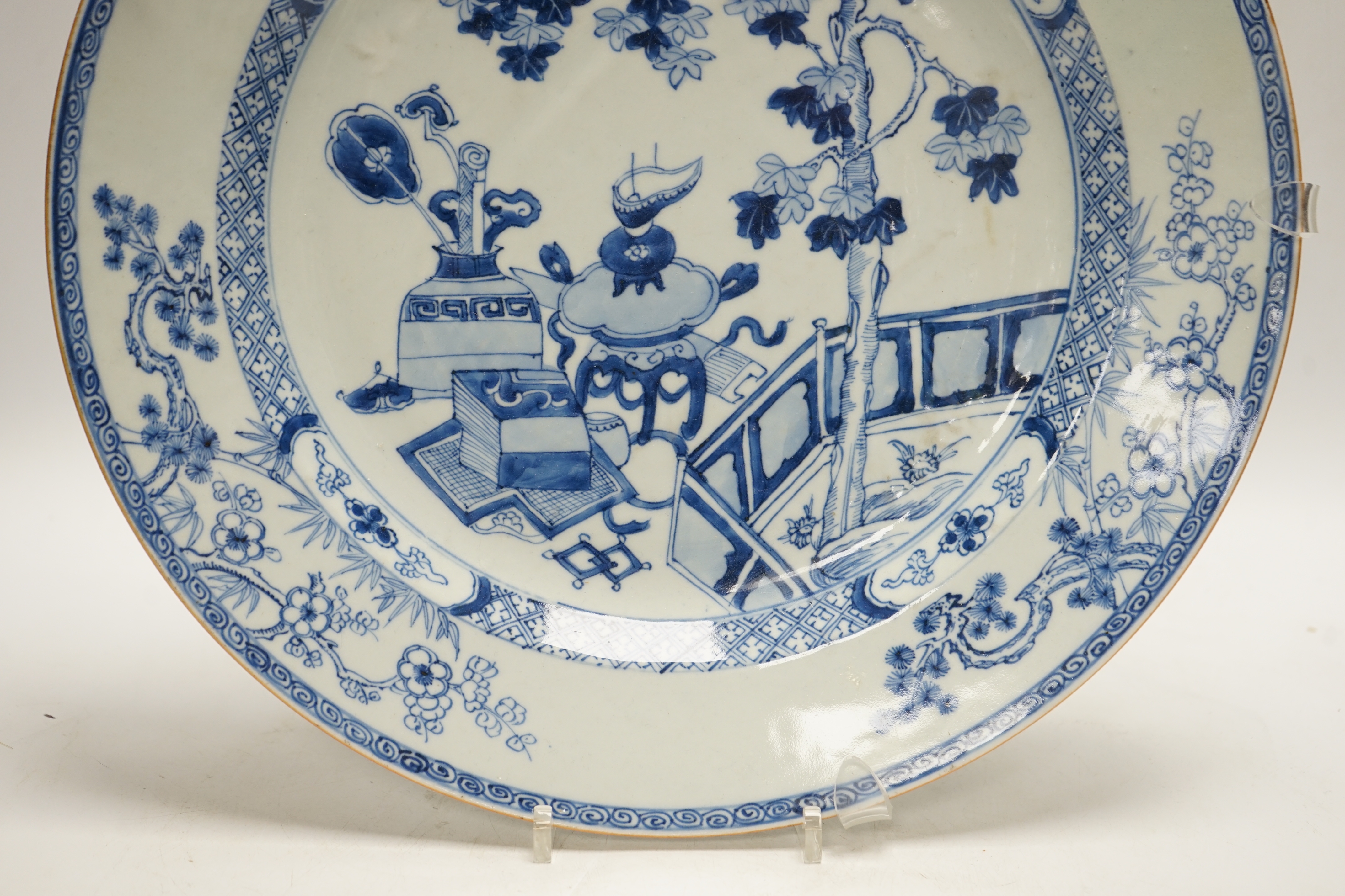 An 18th century Chinese export blue and white charger, 35cm - Bild 3 aus 4