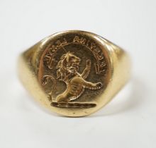 A George V 18ct gold signet intaglio ring, carved with family crest and motto, size K, 9 grams.