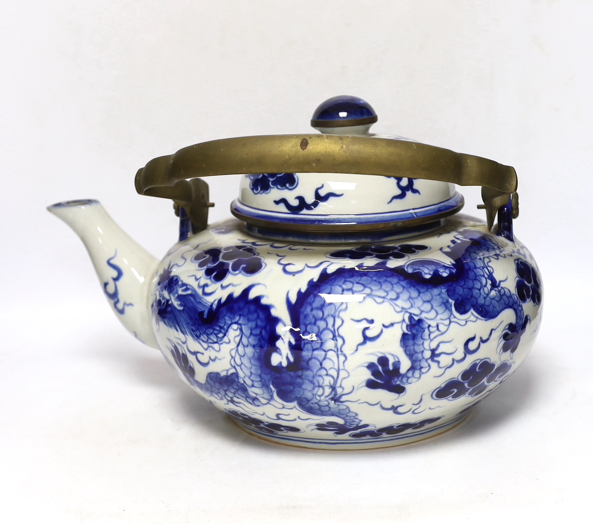 A large Chinese blue and white ‘dragon’ teapot, 38cm wide - Image 3 of 6