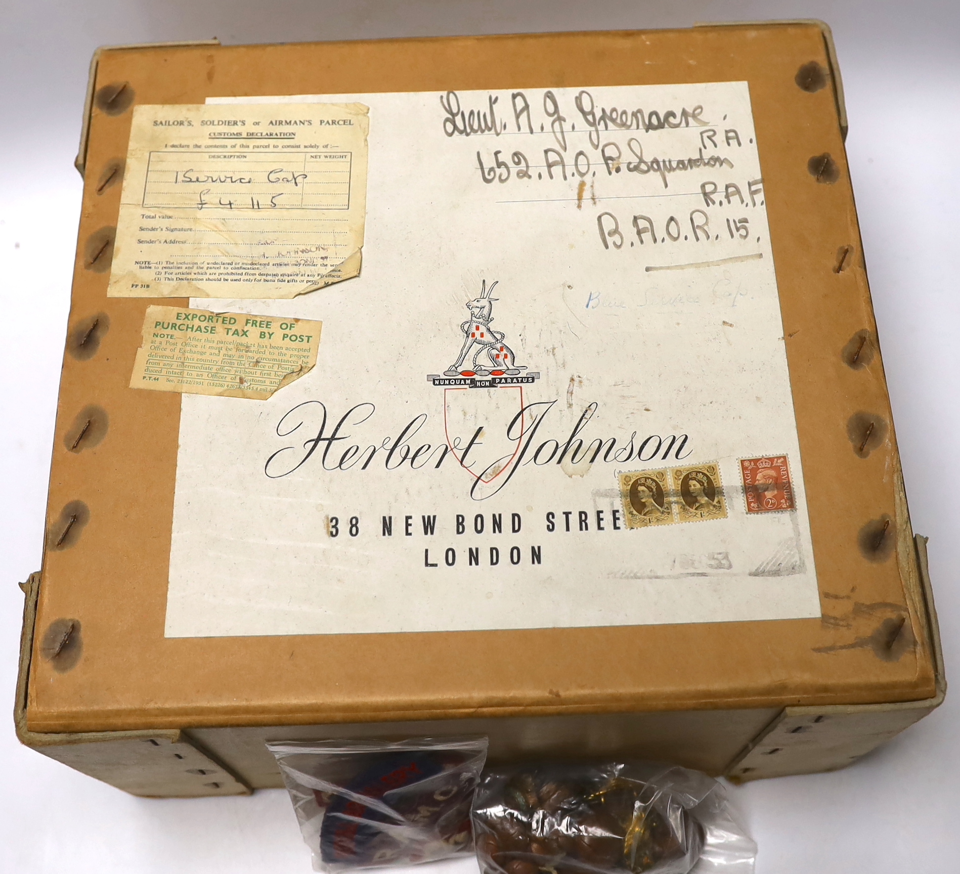 A boxed Royal Artillery officer's cap, buttons, cloth shoulder titles, etc. - Image 4 of 5