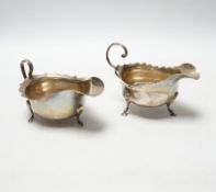 An Edwardian silver sauceboat, Chester, 1903 and a later silver sauceboat, Birmingham, 1936, 6oz.