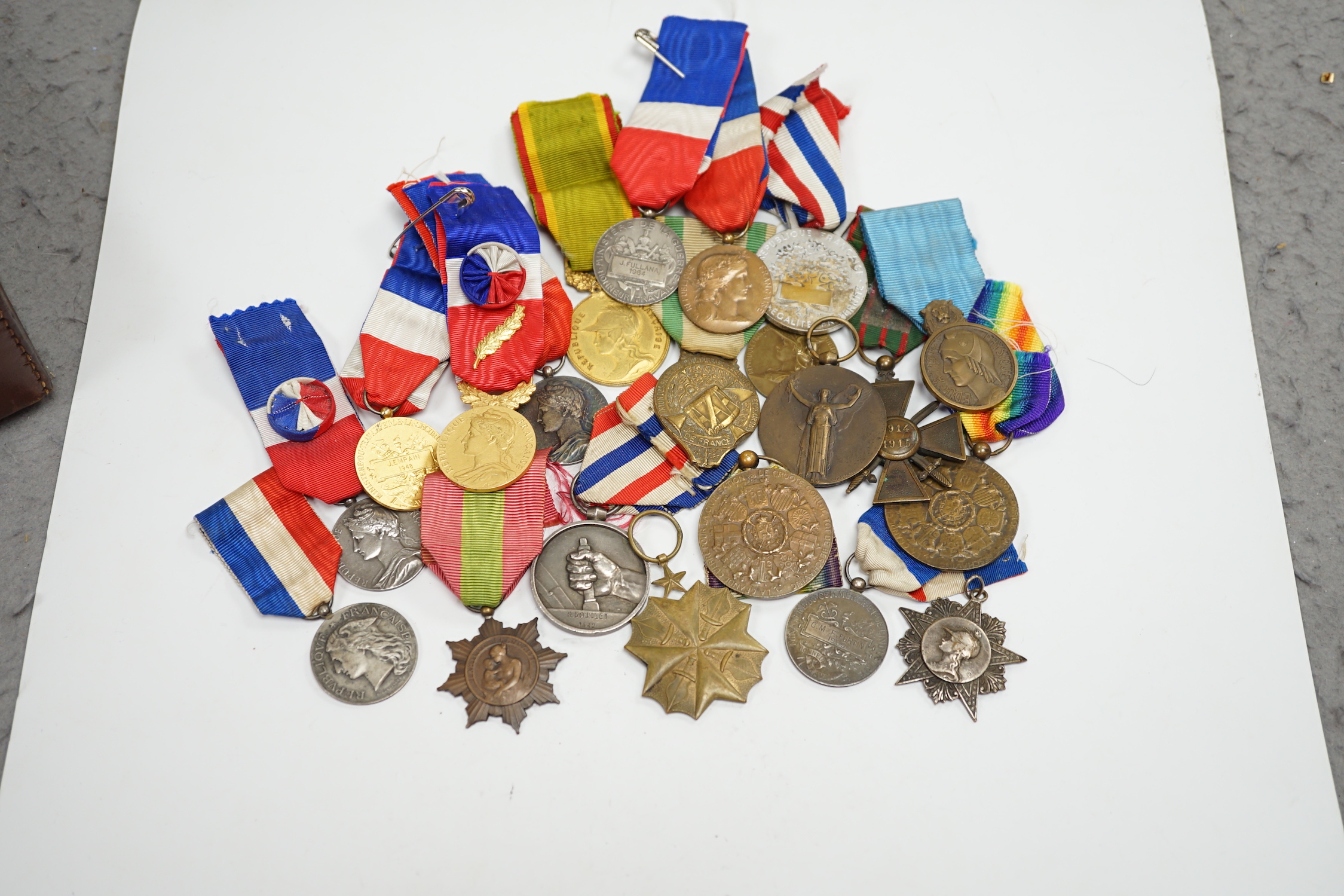 Eighteen French and Belgium medals, etc. including; Medal of Honour, War Cross, Medal of Honour - Image 6 of 17