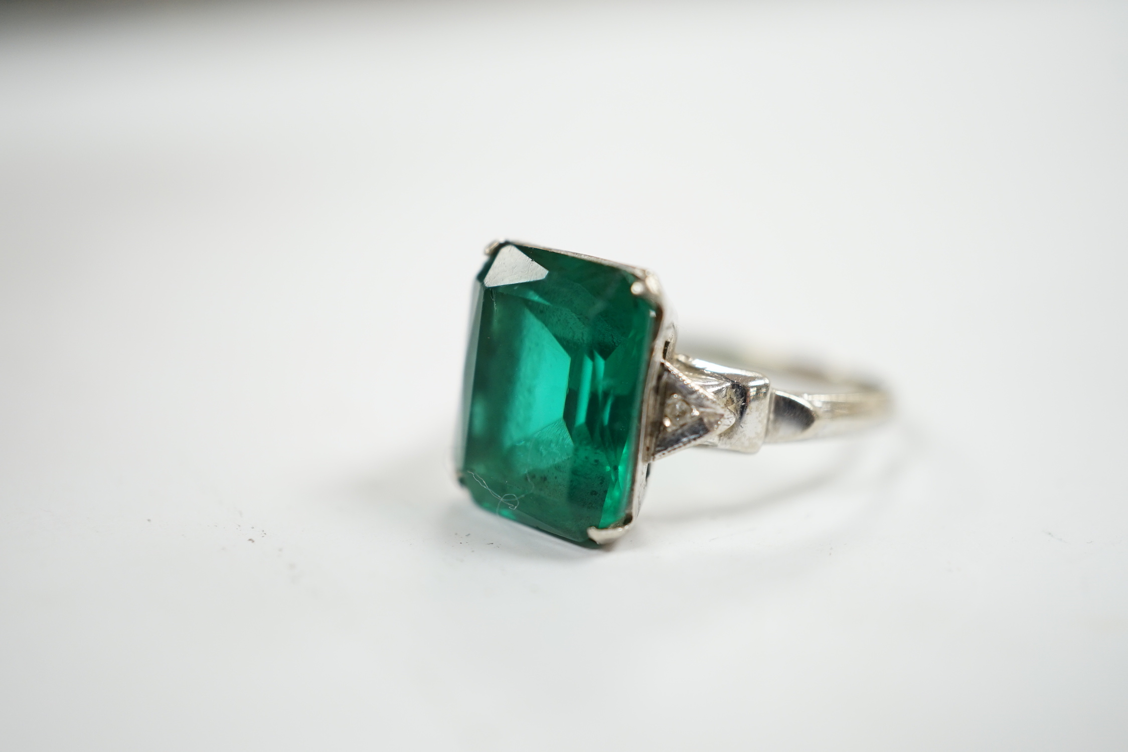 A 14k and single stone green paste set ring, with diamond chip set shoulders, size P, gross weight - Image 4 of 6