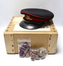 A boxed Royal Artillery officer's cap, buttons, cloth shoulder titles, etc.