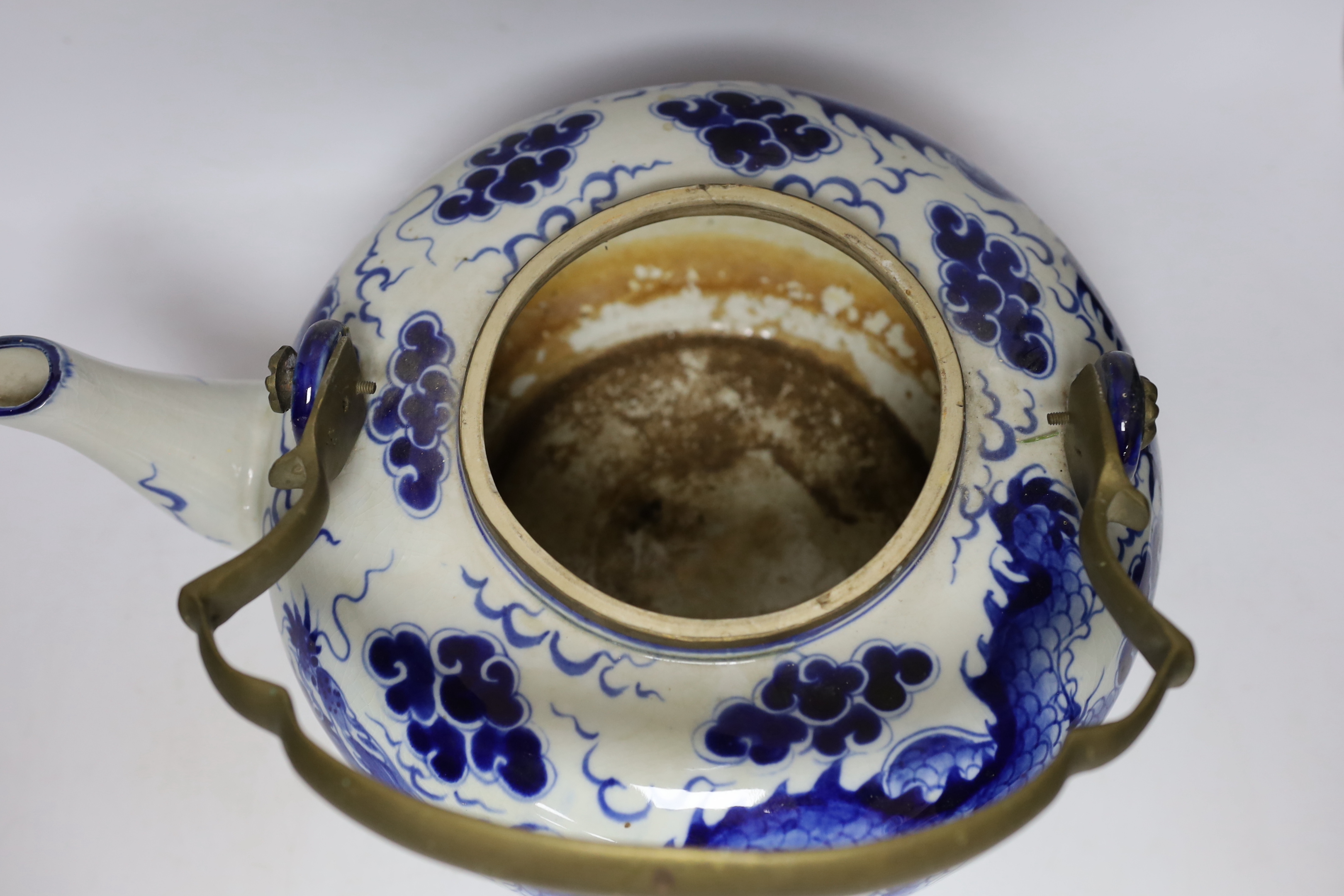 A large Chinese blue and white ‘dragon’ teapot, 38cm wide - Image 5 of 6