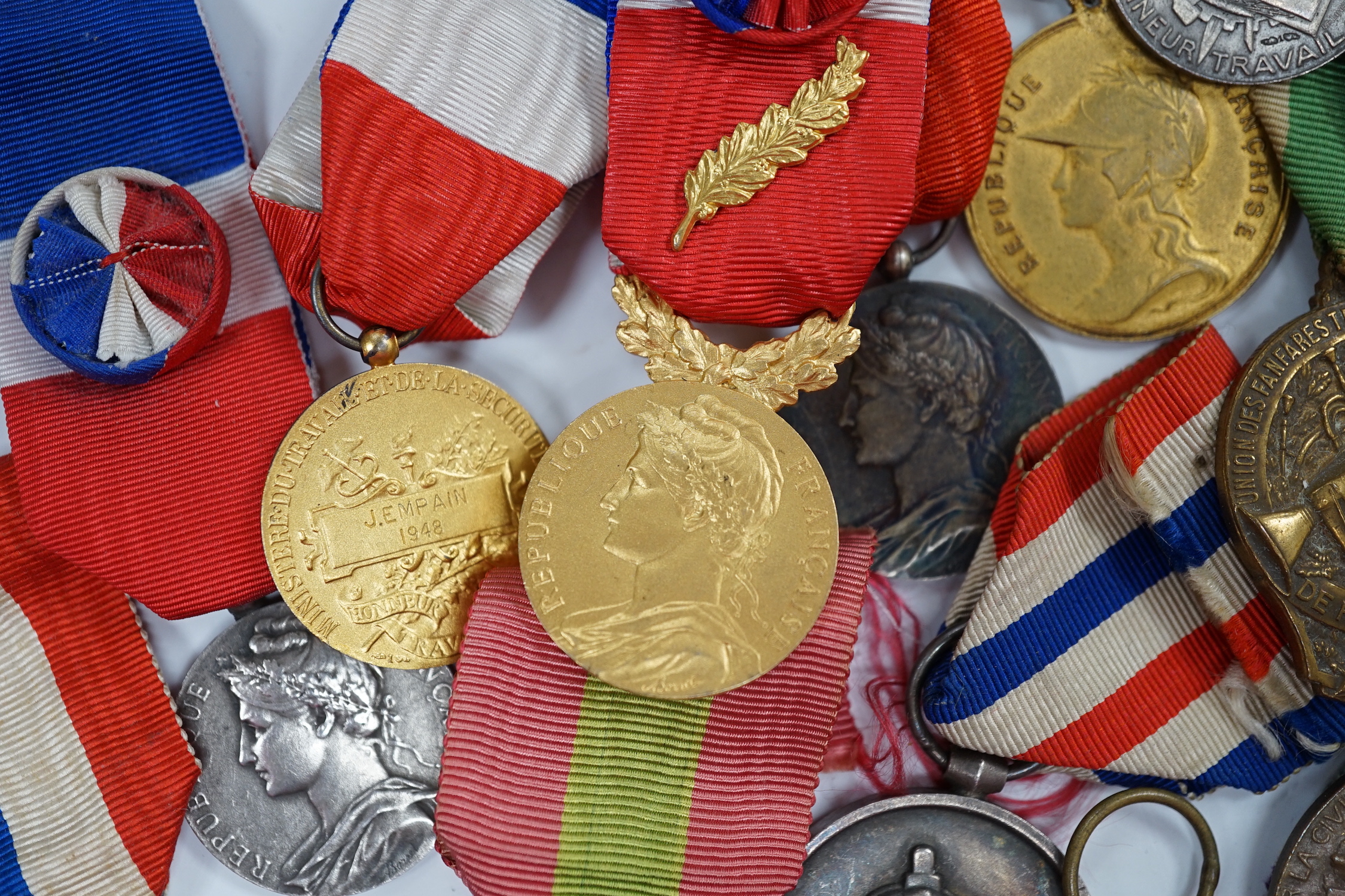 Eighteen French and Belgium medals, etc. including; Medal of Honour, War Cross, Medal of Honour - Image 9 of 17