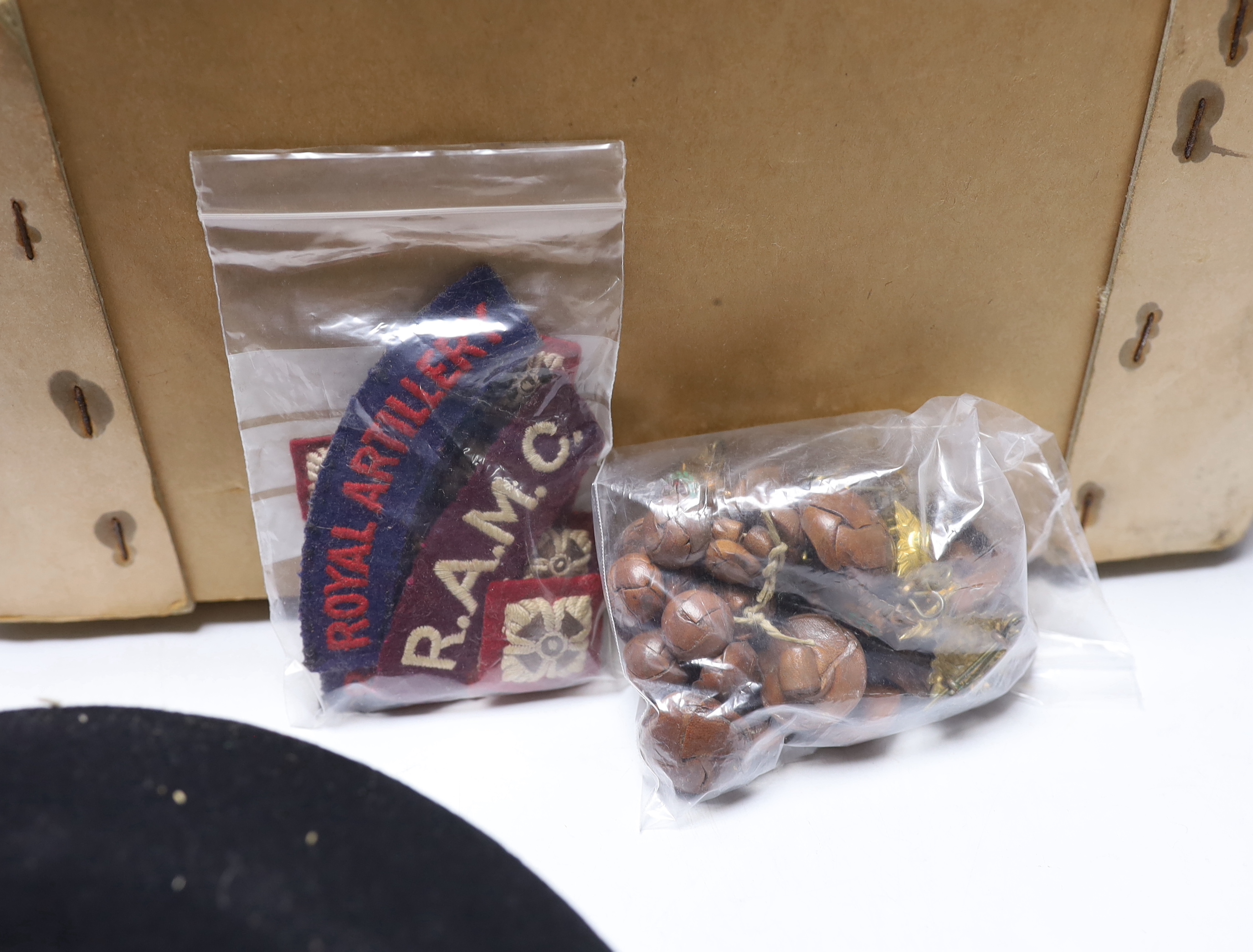 A boxed Royal Artillery officer's cap, buttons, cloth shoulder titles, etc. - Image 5 of 5