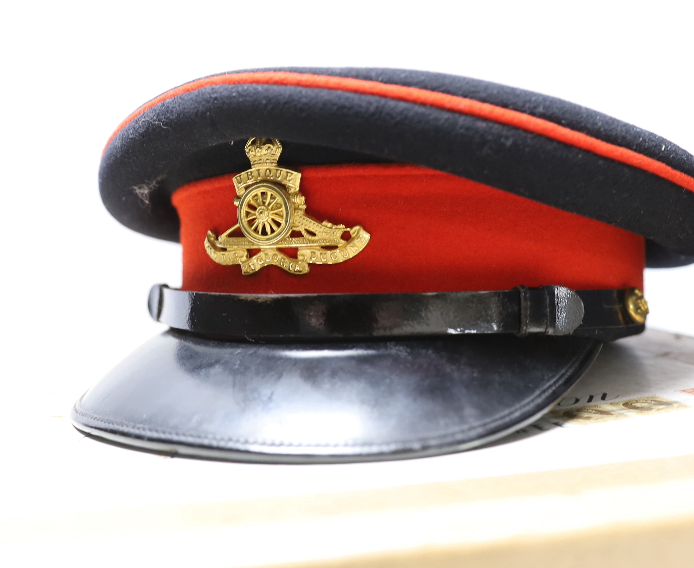 A boxed Royal Artillery officer's cap, buttons, cloth shoulder titles, etc. - Image 2 of 5