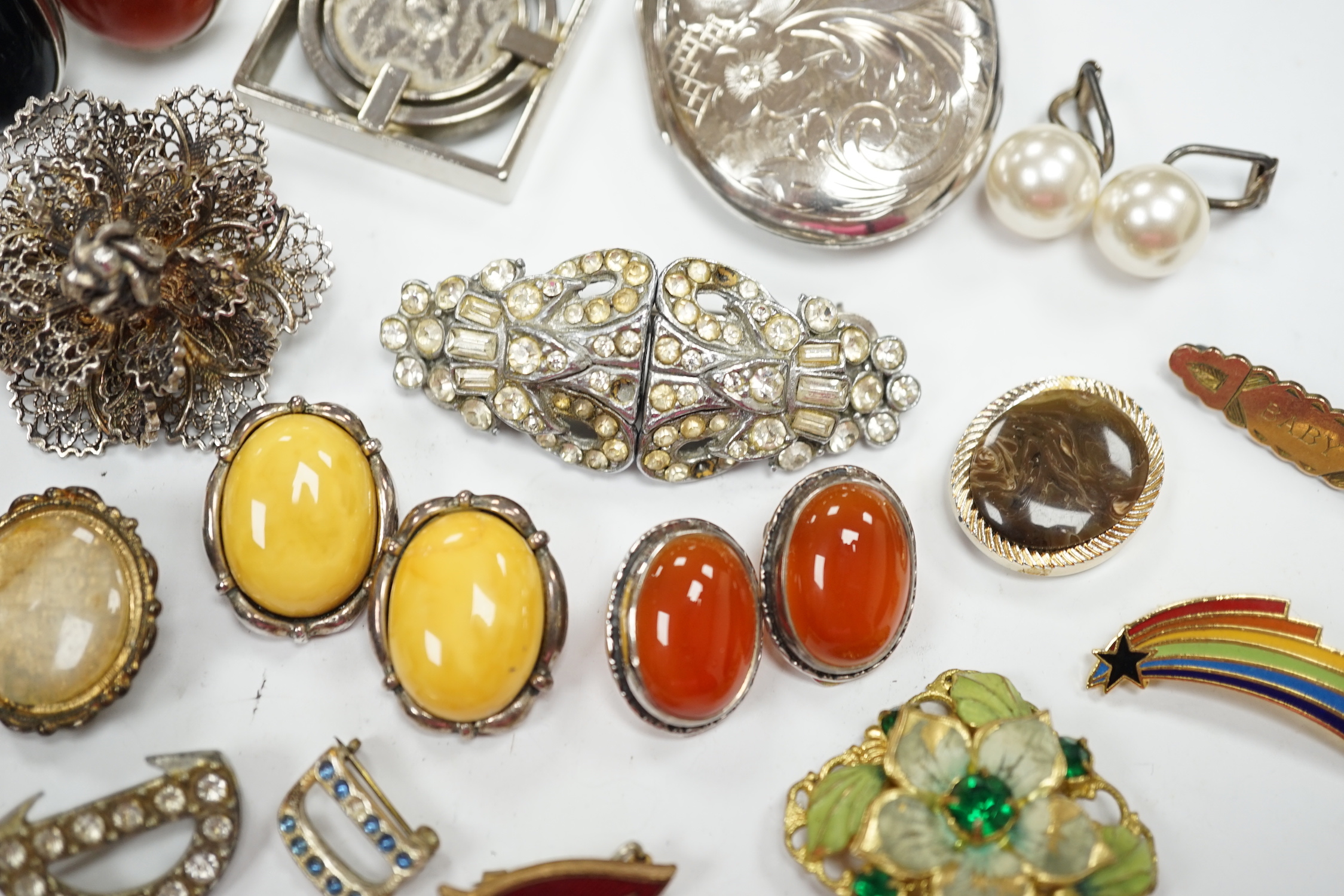 A silver and cabochon set dress ring, mixed costume jewellery and a lady's wrist watch. - Image 5 of 10