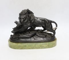 An early 20th century spelter lion group on onyx base, 27cm long