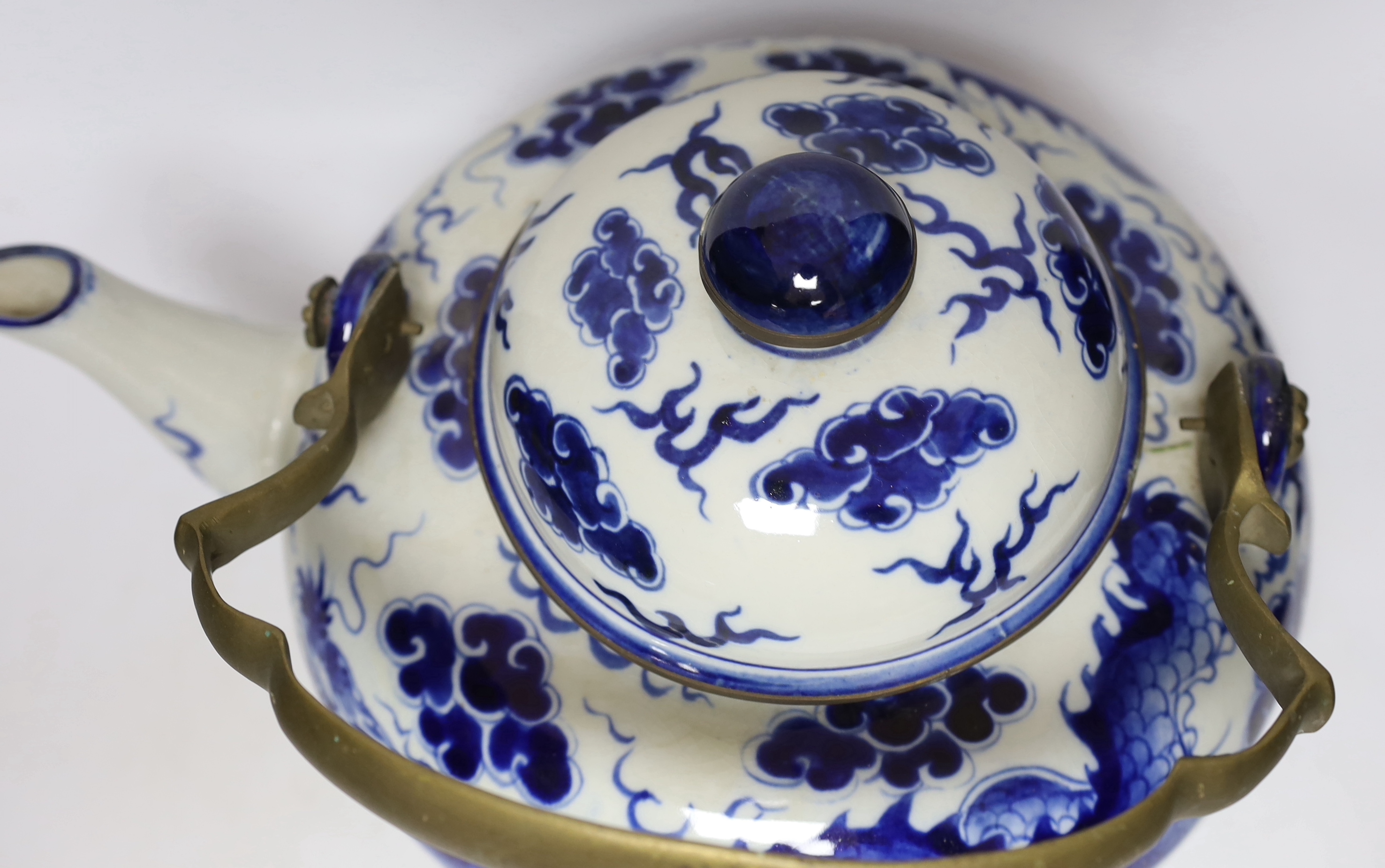 A large Chinese blue and white ‘dragon’ teapot, 38cm wide - Image 4 of 6