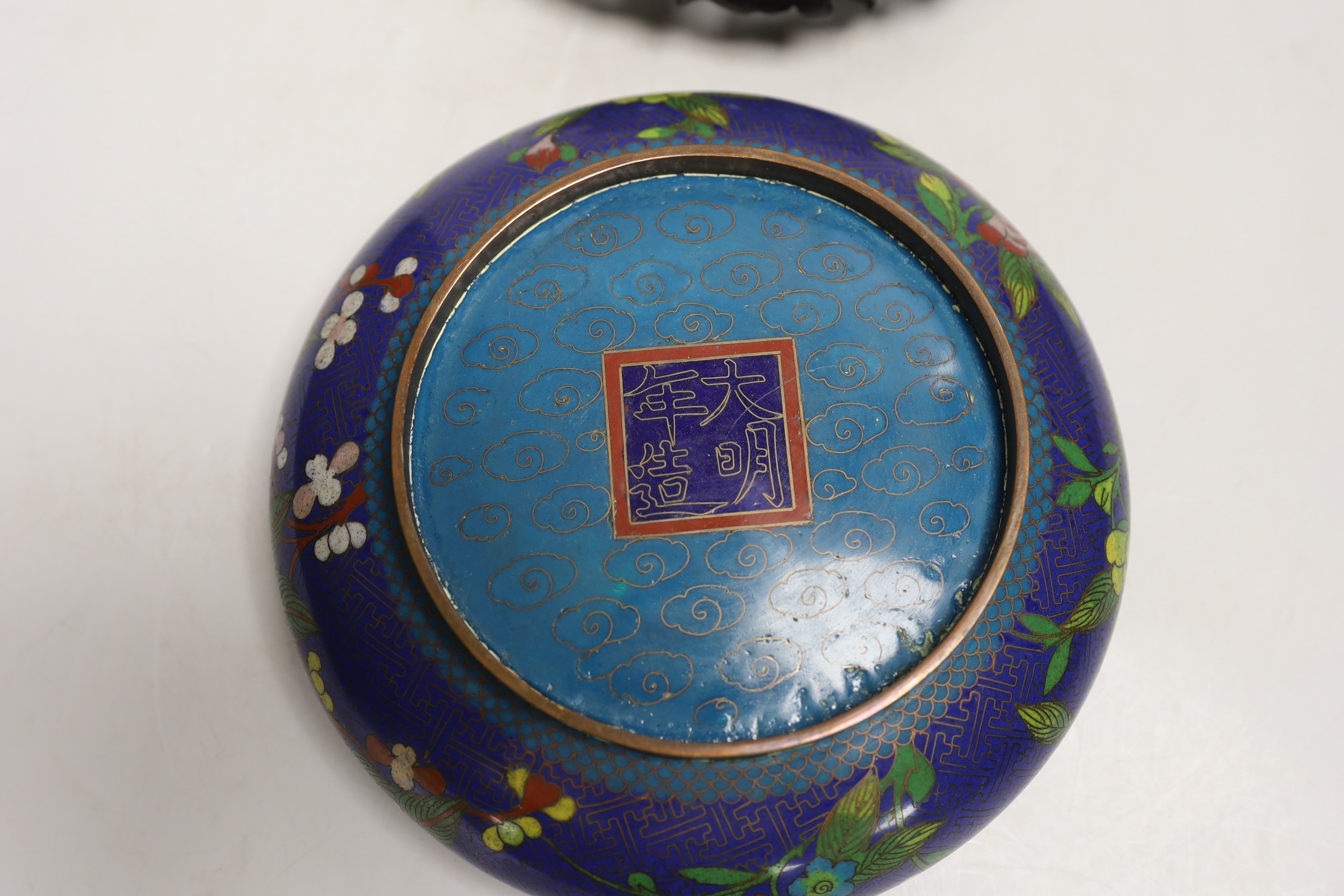 A pair of early 20th century Chinese cloisonné enamel jars and covers, together with a similar - Image 6 of 6