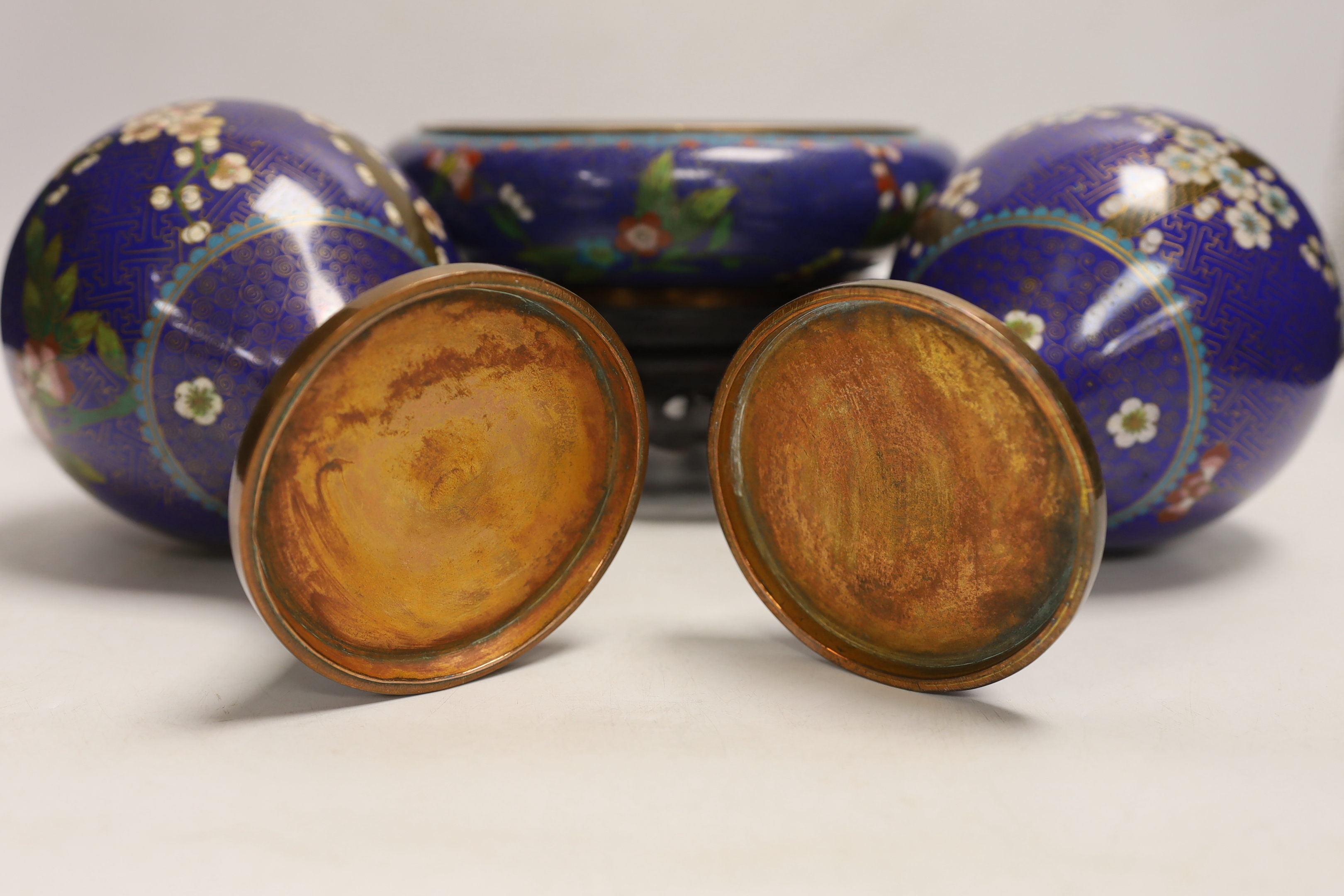 A pair of early 20th century Chinese cloisonné enamel jars and covers, together with a similar - Image 5 of 6