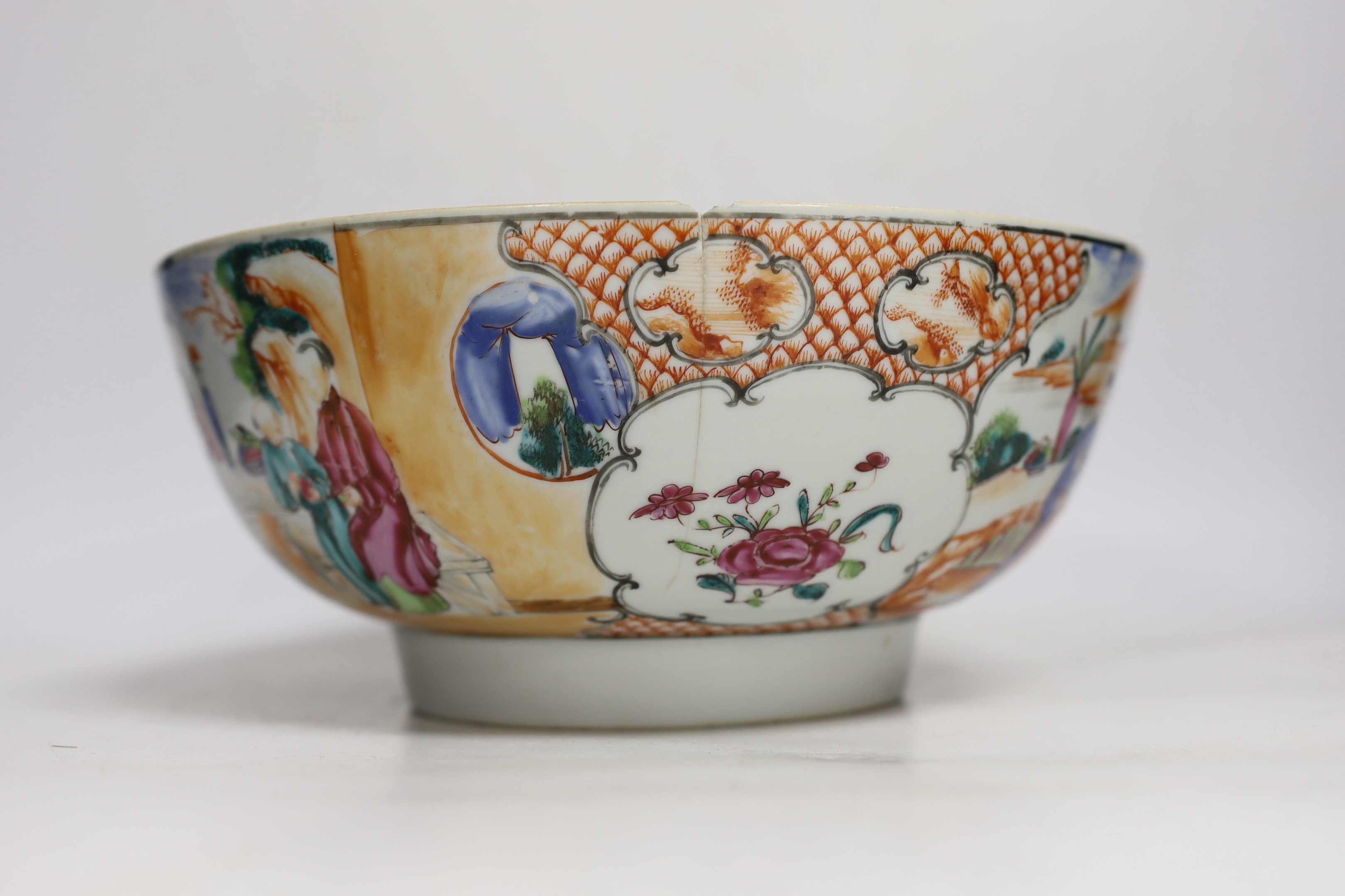 A Chinese Qianlong blue and white garlic neck vase and a famille rose bowl, 18th century largest - Image 8 of 10