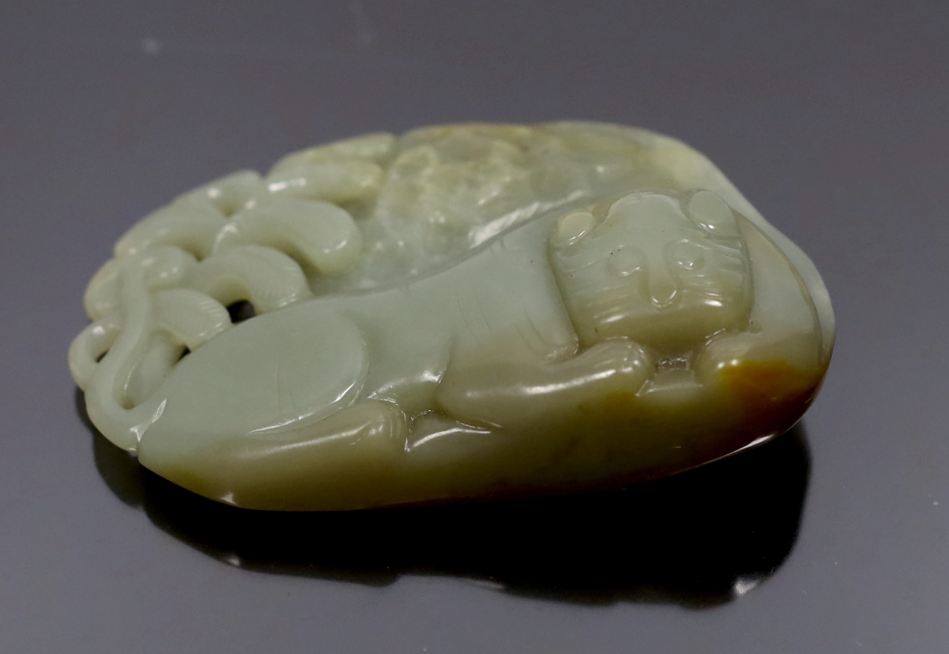 A Chinese jade tiger carving - Image 2 of 4