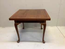 An early 20th century walnut draw leaf dining table, width 121cm extended, depth 91cm, height 76cm