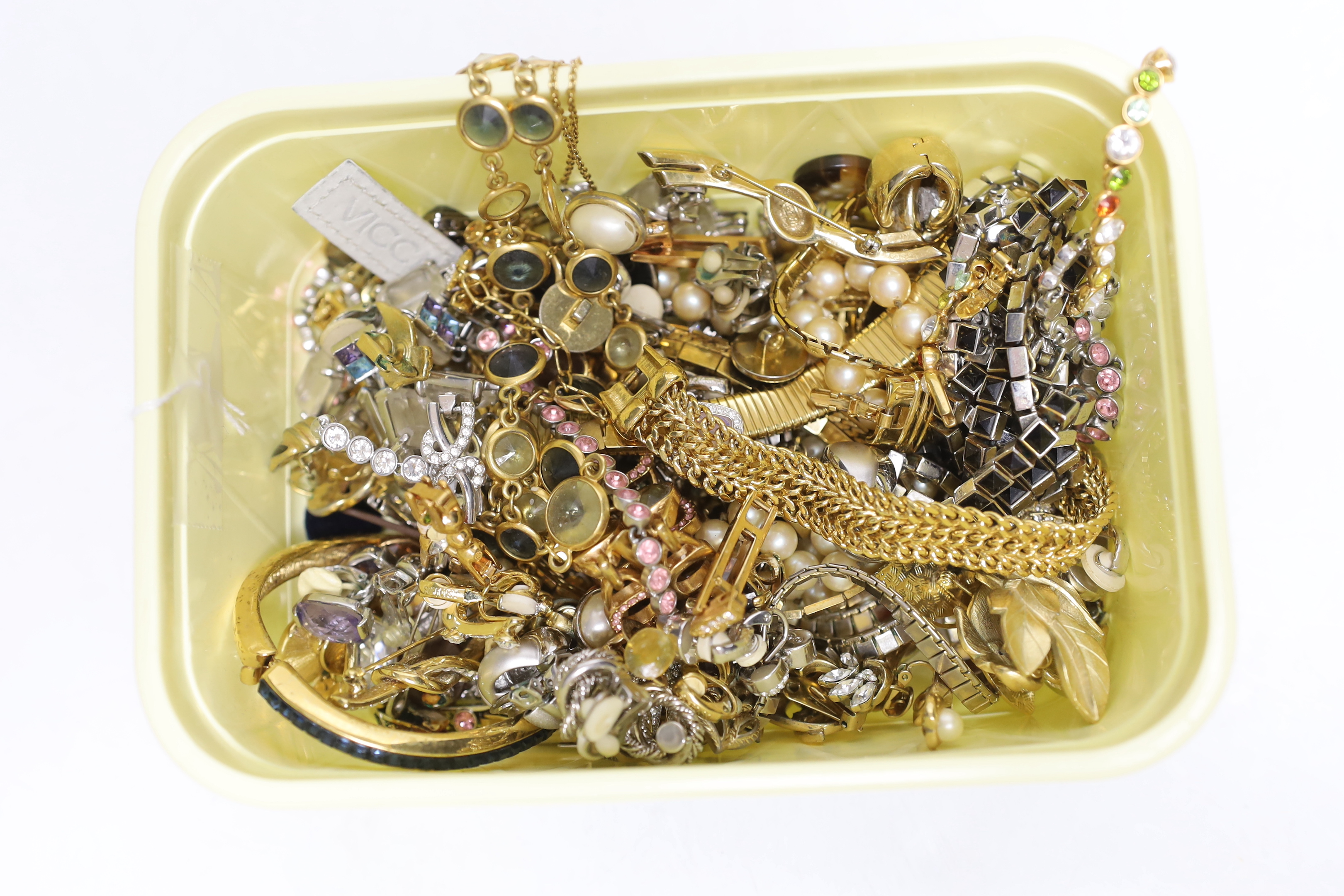 A quantity of assorted costume jewellery. - Image 3 of 4