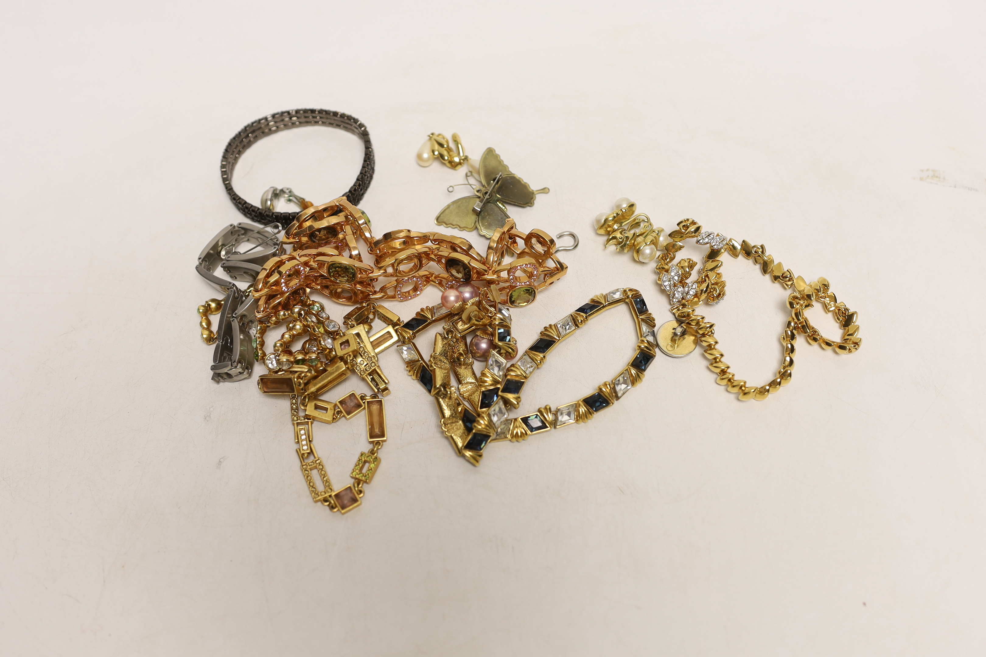 A quantity of assorted costume jewellery. - Image 2 of 4
