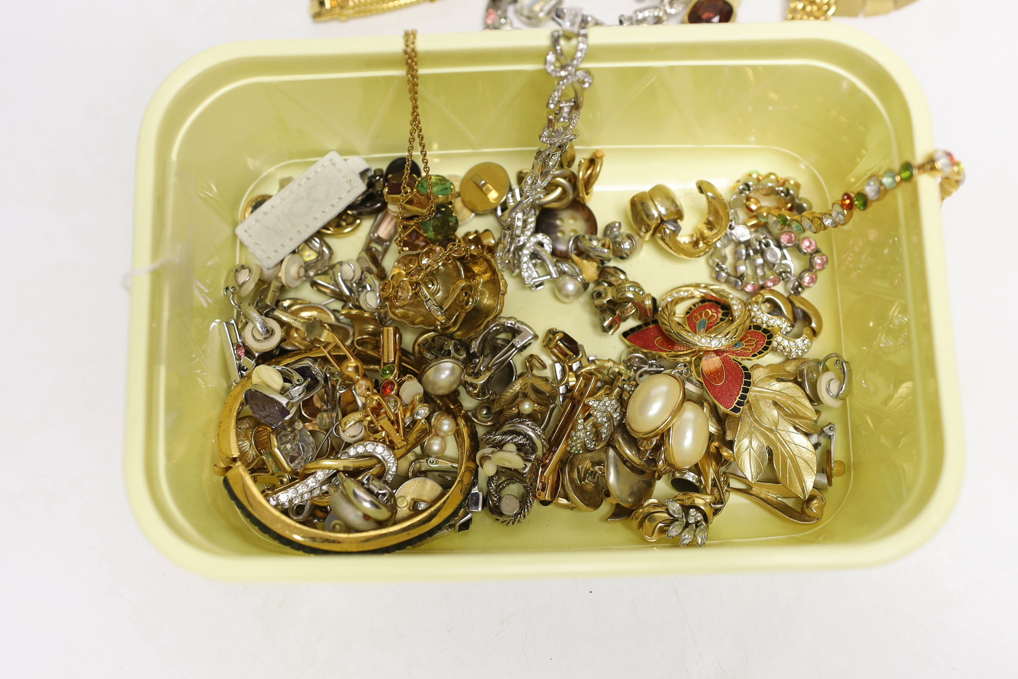 A quantity of assorted costume jewellery. - Image 4 of 4