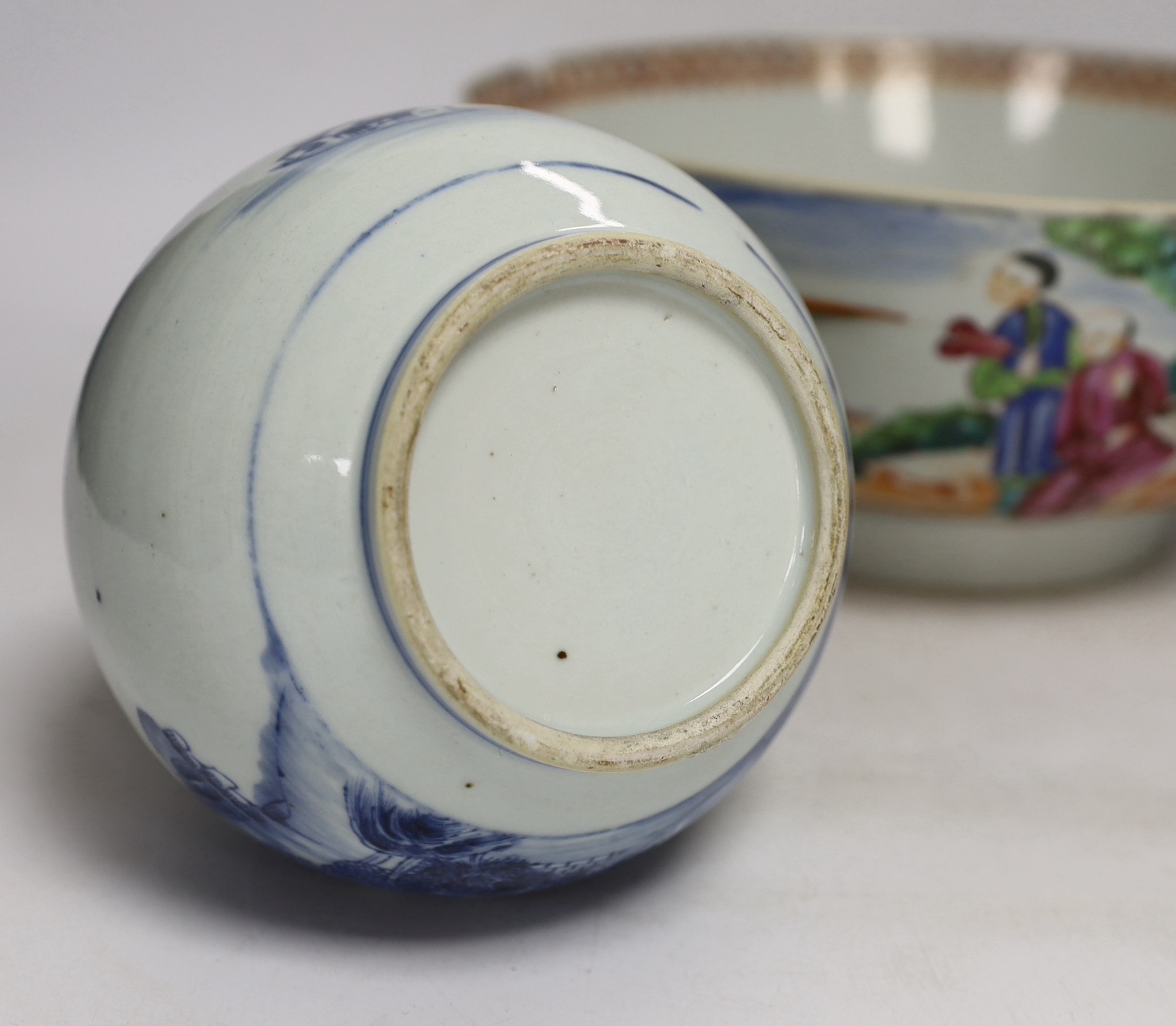 A Chinese Qianlong blue and white garlic neck vase and a famille rose bowl, 18th century largest - Image 5 of 10