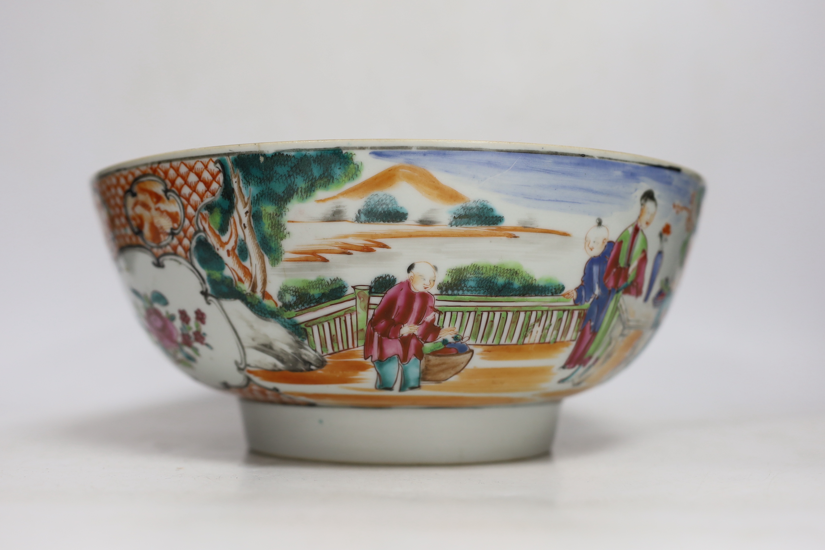 A Chinese Qianlong blue and white garlic neck vase and a famille rose bowl, 18th century largest - Image 7 of 10