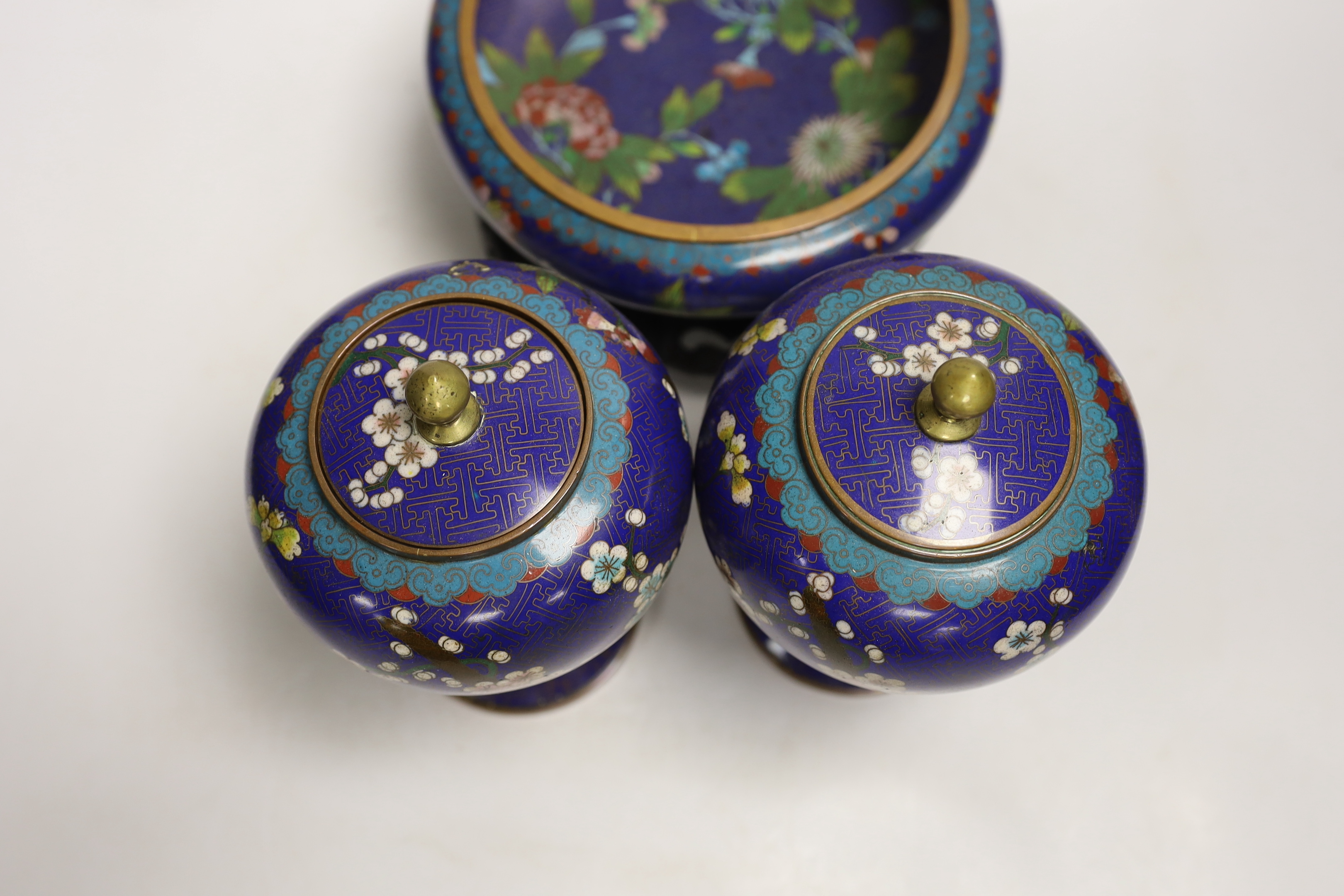 A pair of early 20th century Chinese cloisonné enamel jars and covers, together with a similar - Image 4 of 6