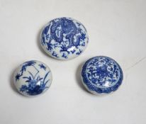 Three Chinese blue and white seal paste boxes and covers, Qing dynasty, largest 7cm in diameter