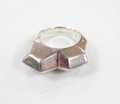 A modern Links of London silver modernist ring, size J/K, in Links of London box.