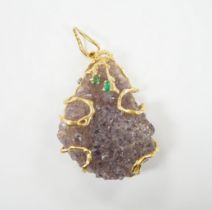 A 20th century Italian 750 yellow metal and two stone emerald mounted amethyst geode pendant brooch,