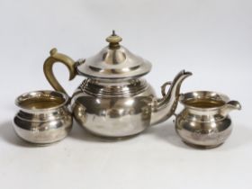 A George V silver three piece tea set, Blackmore & Fletcher Ltd, London, 1925, gross weight 16.2oz.