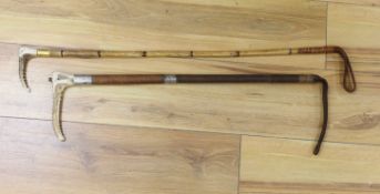Two riding crops with 15ct gold and silver mounts and horn handles, largest 80cm in length