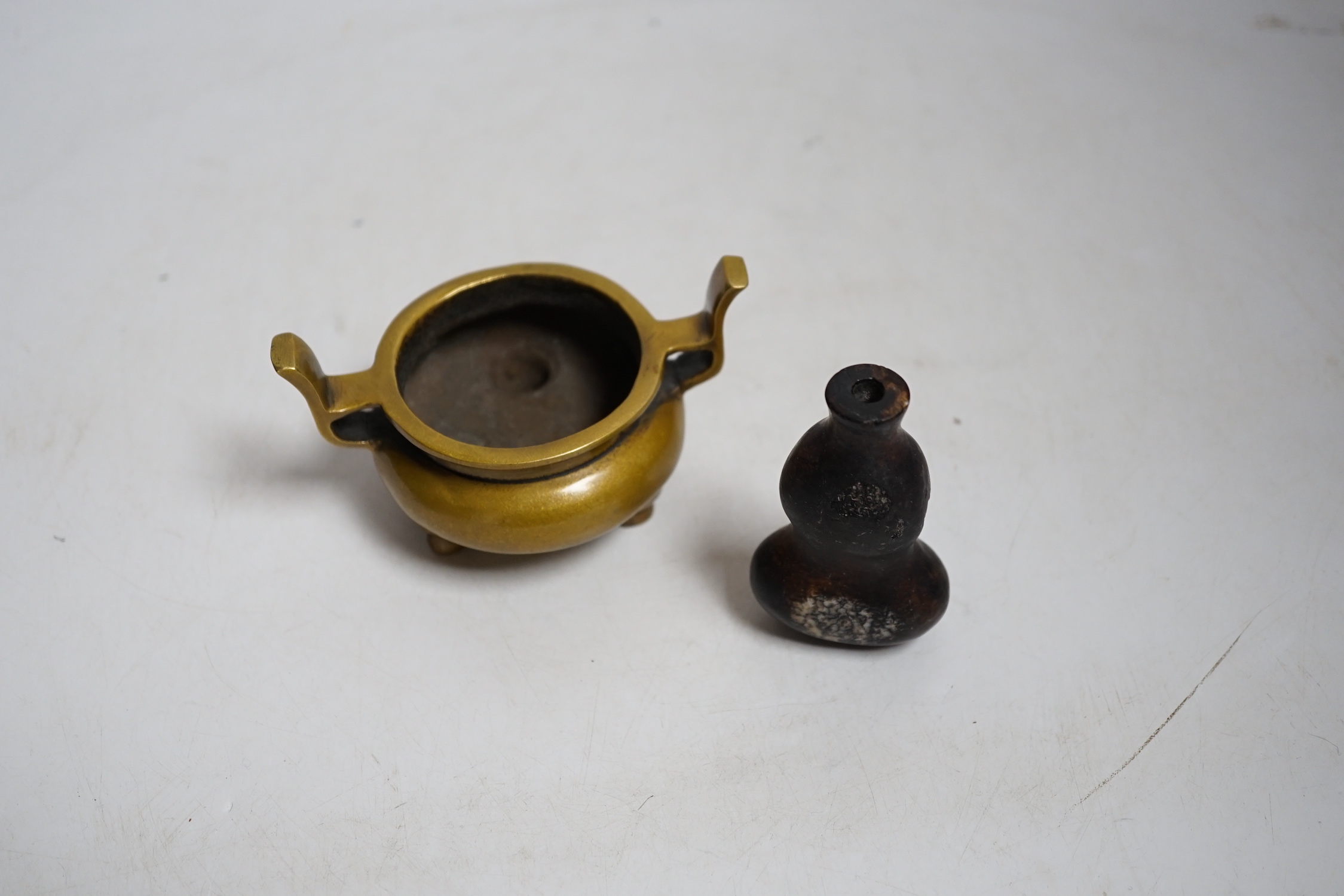 A Chinese bronze censer and a hardstone snuff bottle, 7.5cm - Image 2 of 4
