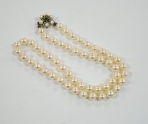 A single strand cultured pearl necklace, with cultured pearl and emerald set 585 yellow metal clasp,
